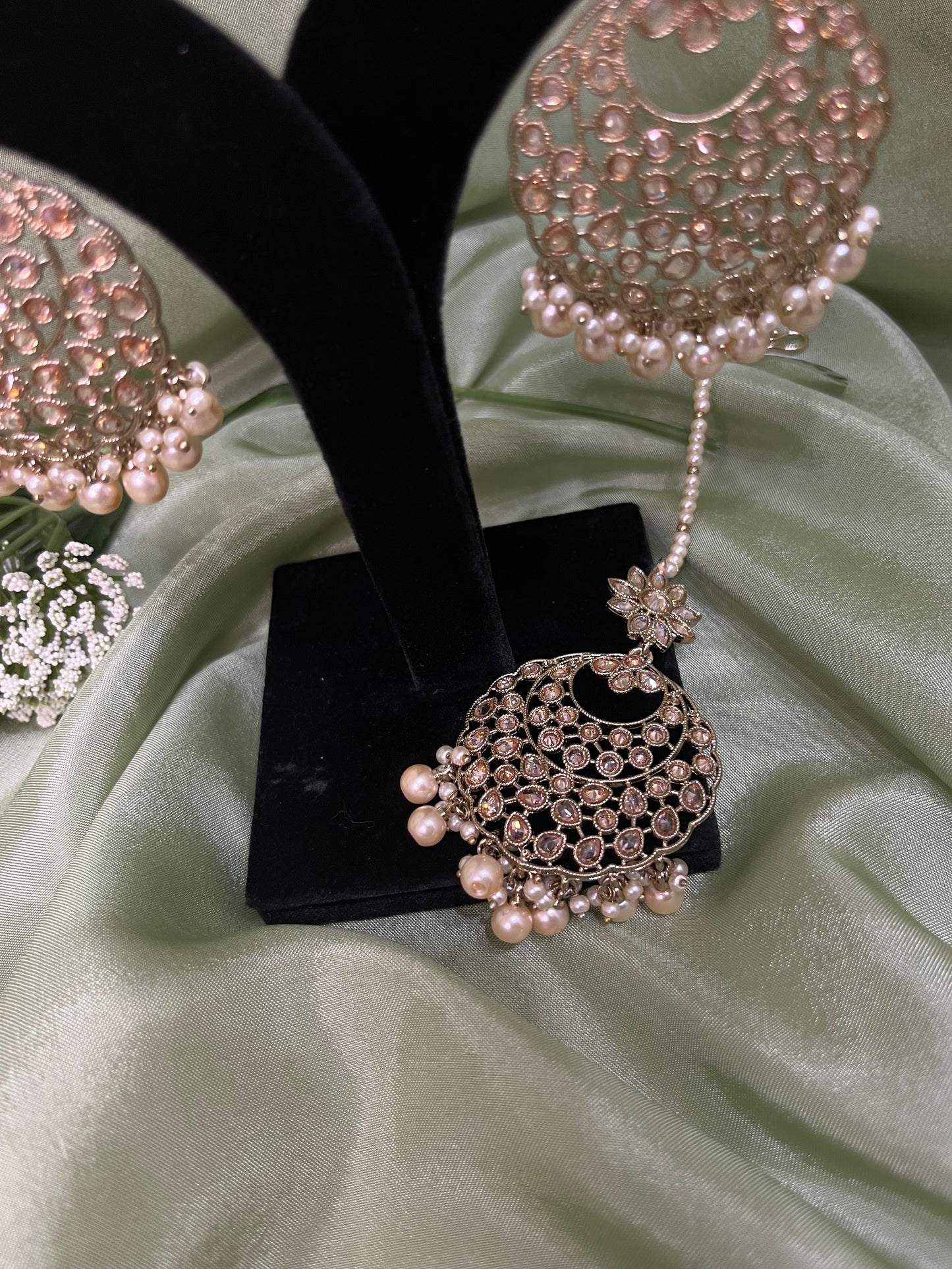 Gold earring/tikka set