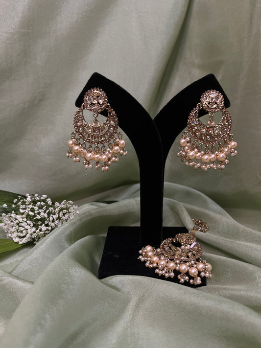 Gold earring/tikka set