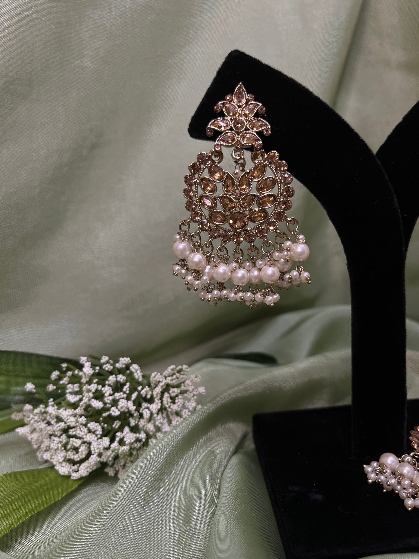 Gold earring/tikka set