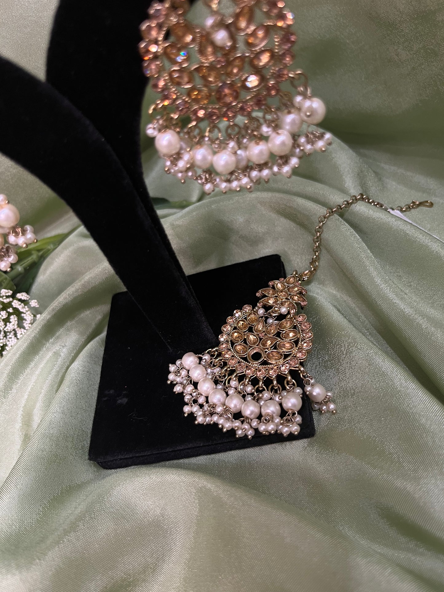 Gold earring/tikka set