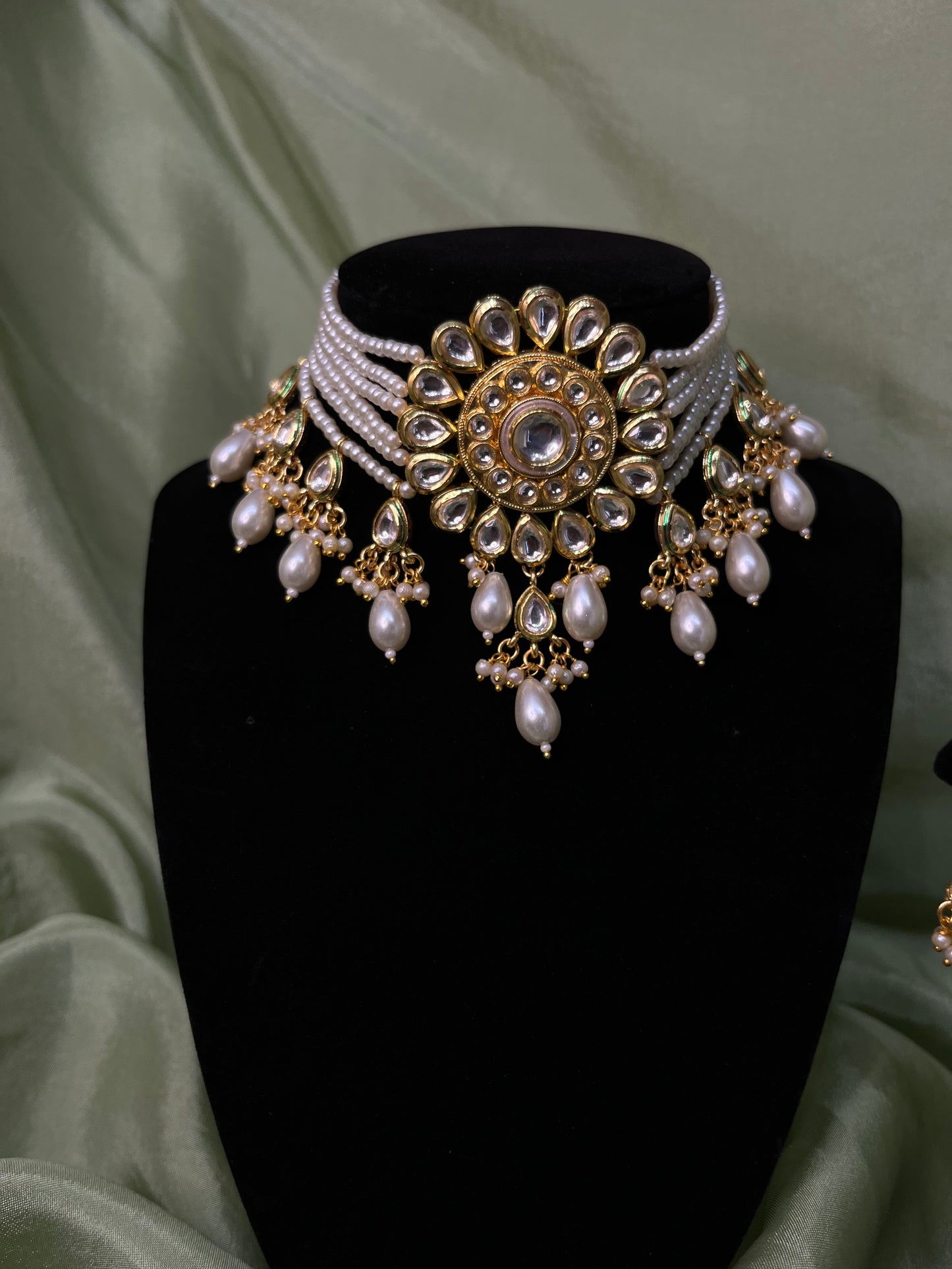 White kundan choker