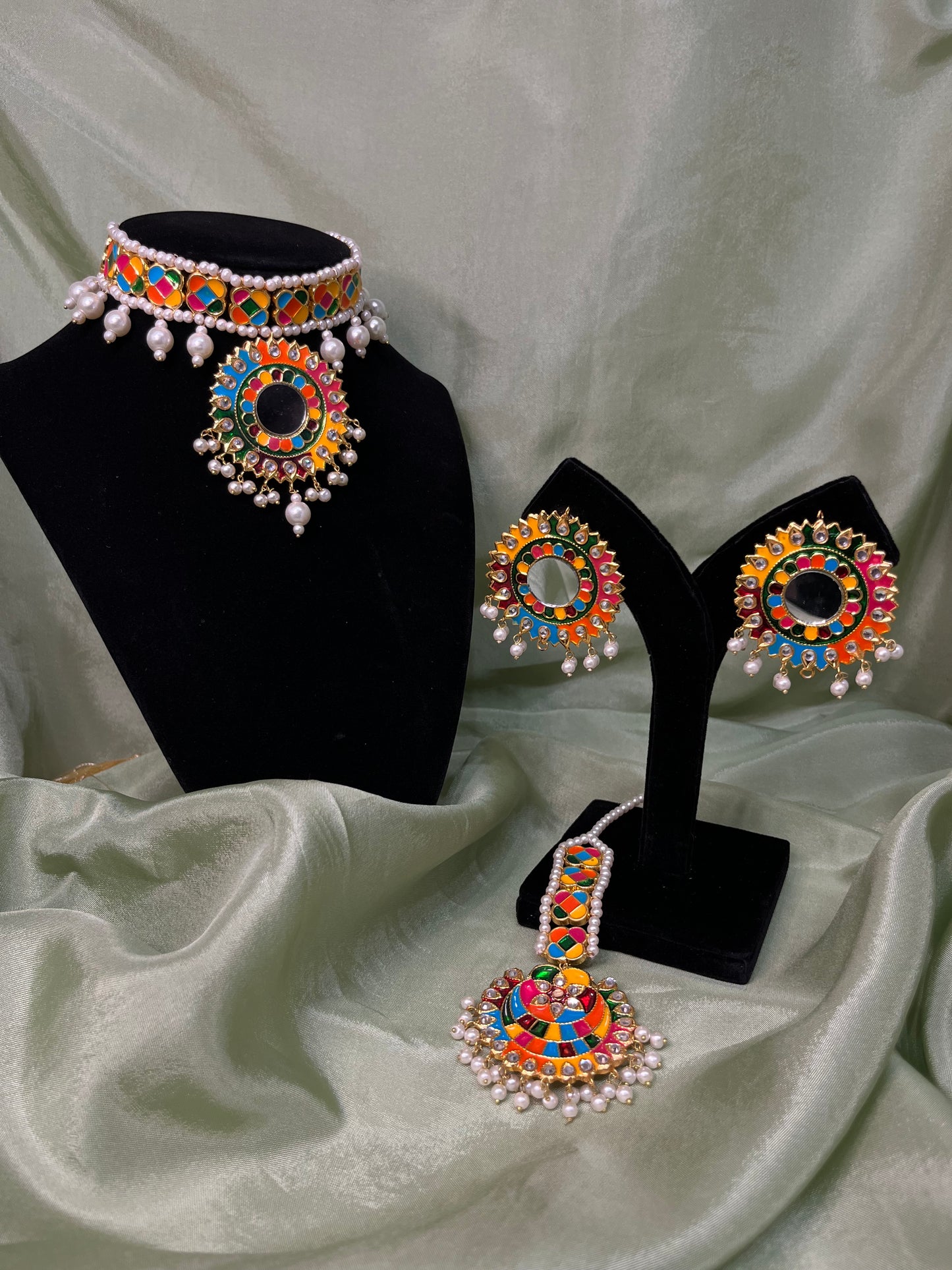 Multi-colour choker set