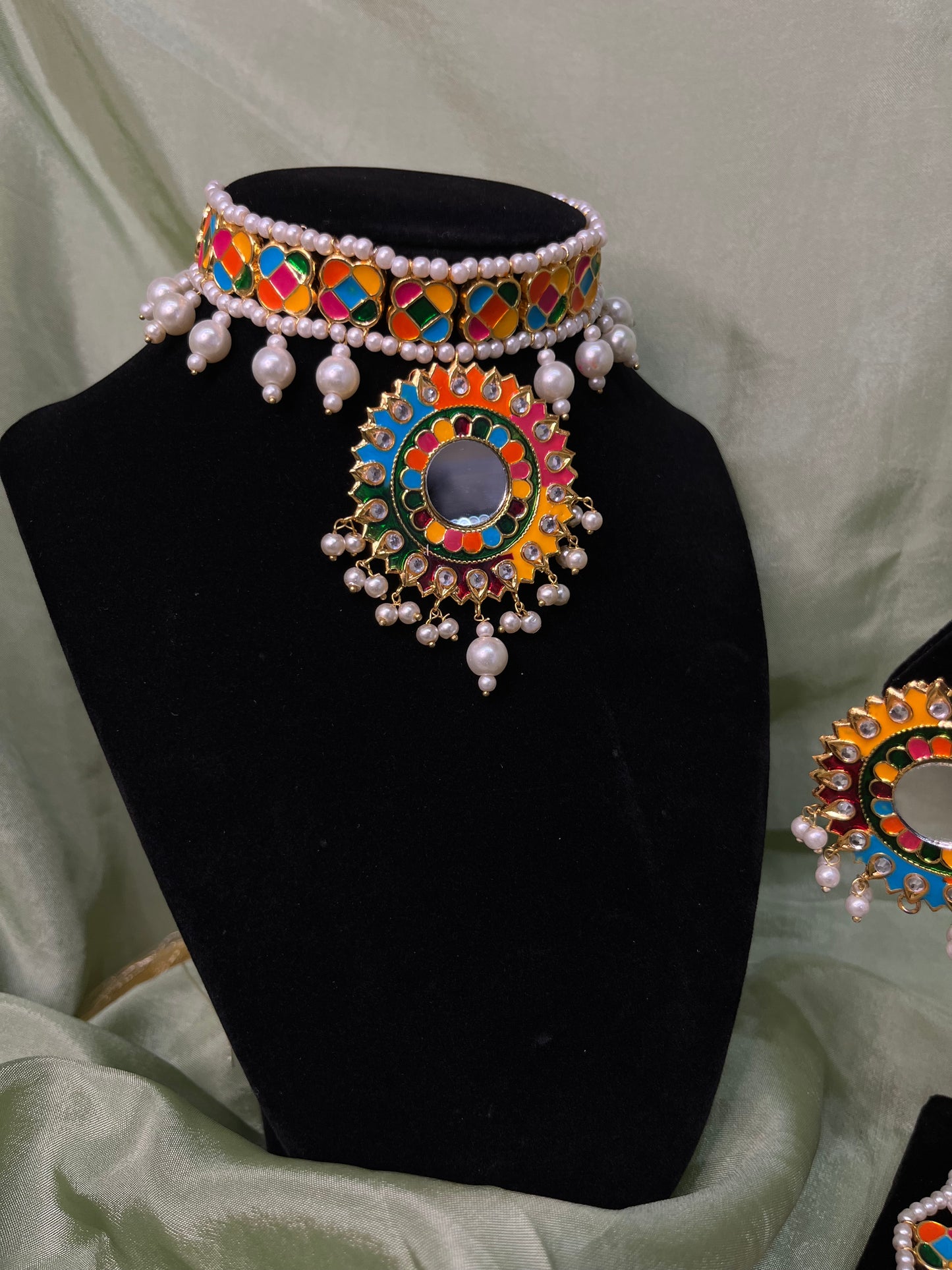Multi-colour choker set
