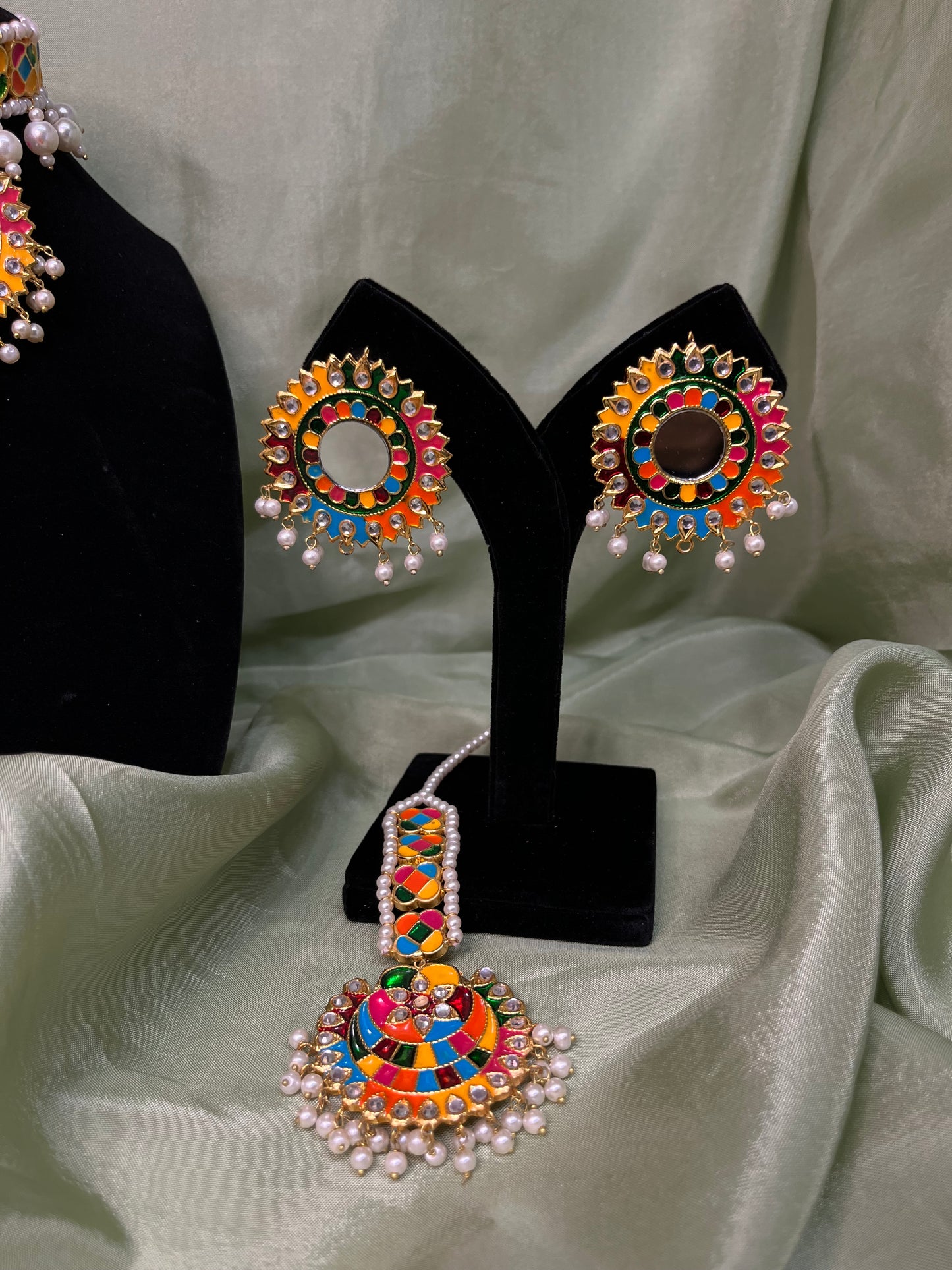 Multi-colour choker set