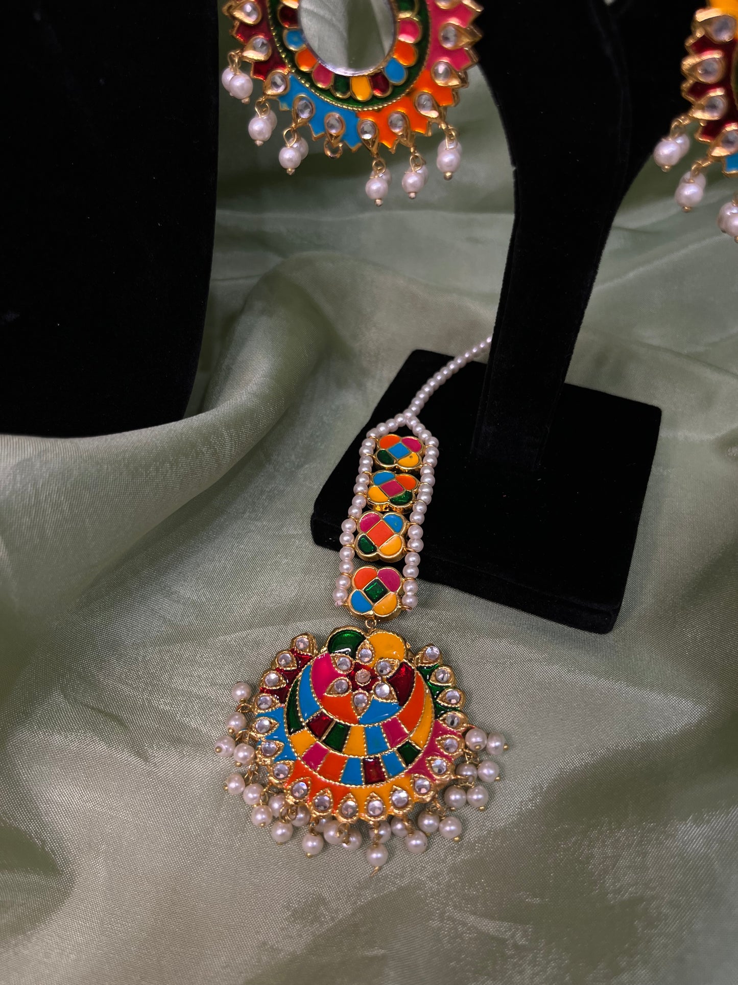 Multi-colour choker set