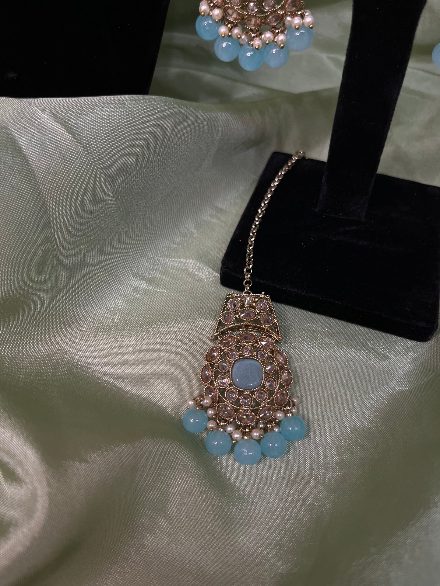 Light blue choker set