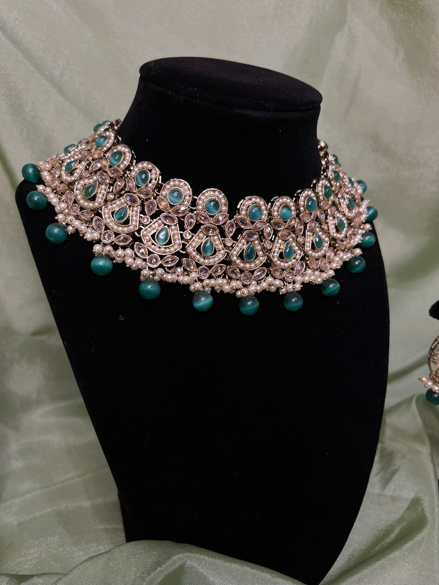 Emerald green necklace set