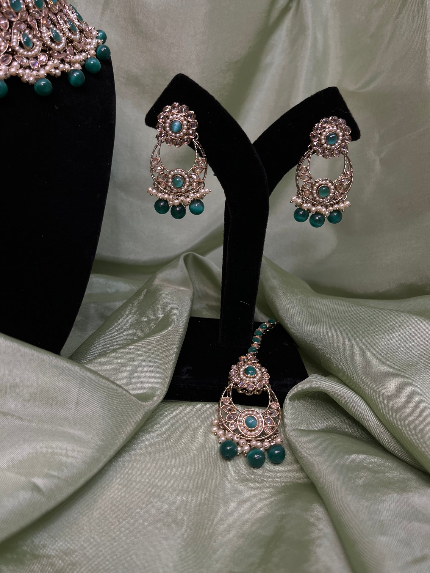 Emerald green necklace set