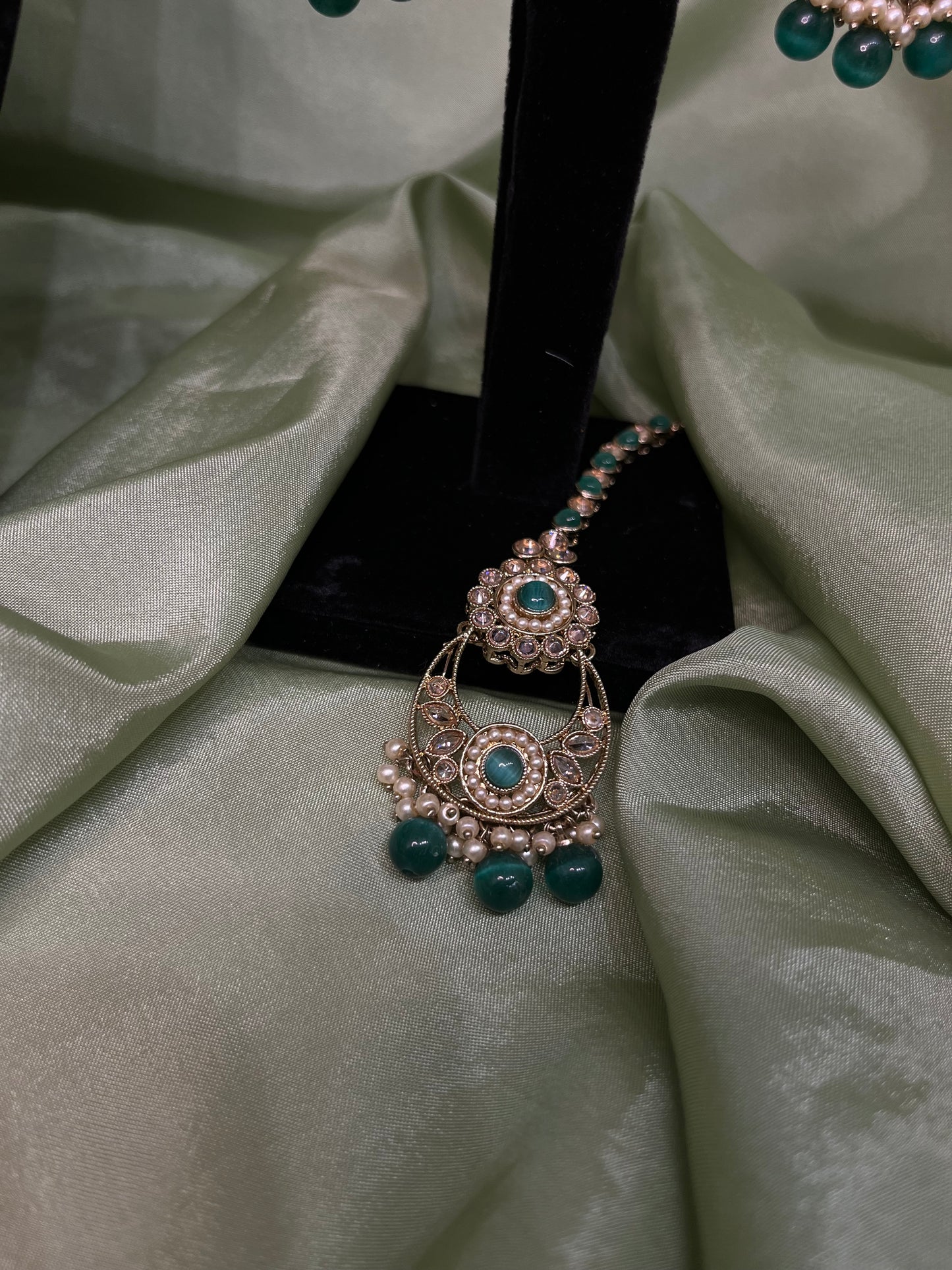 Emerald green necklace set