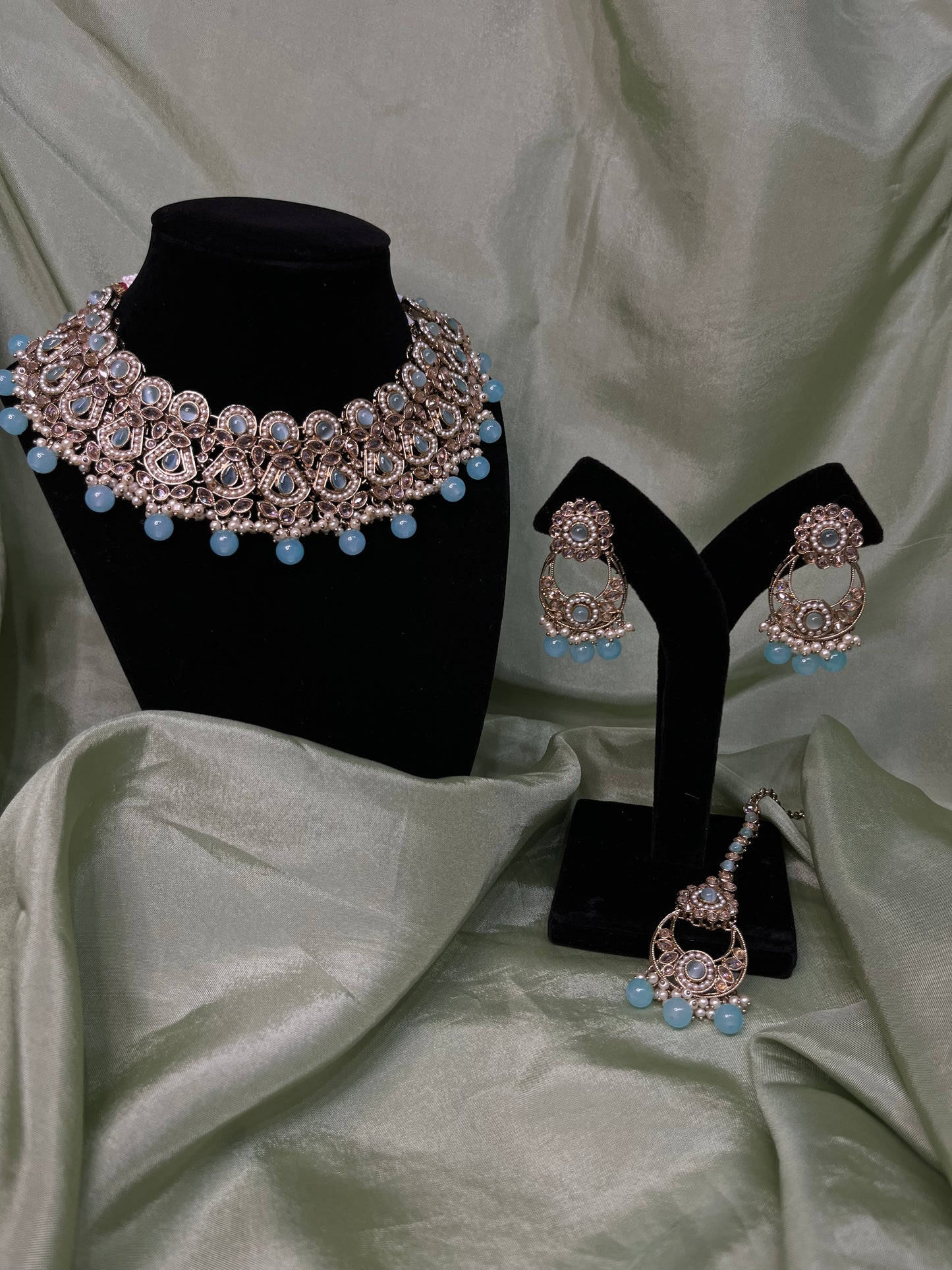 Light blue necklace set