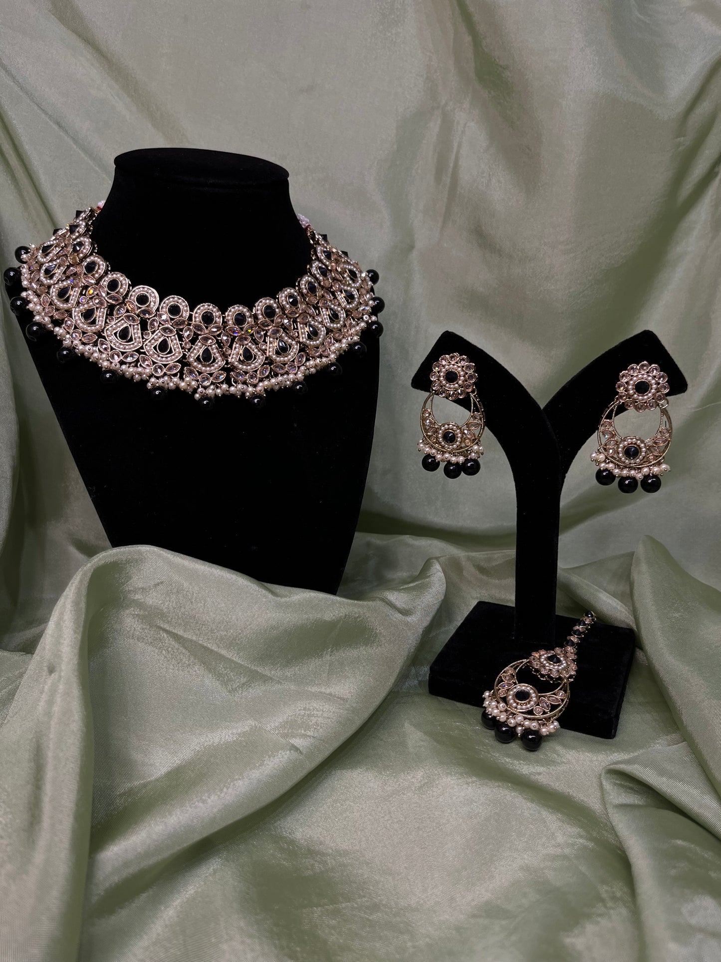 Black necklace set