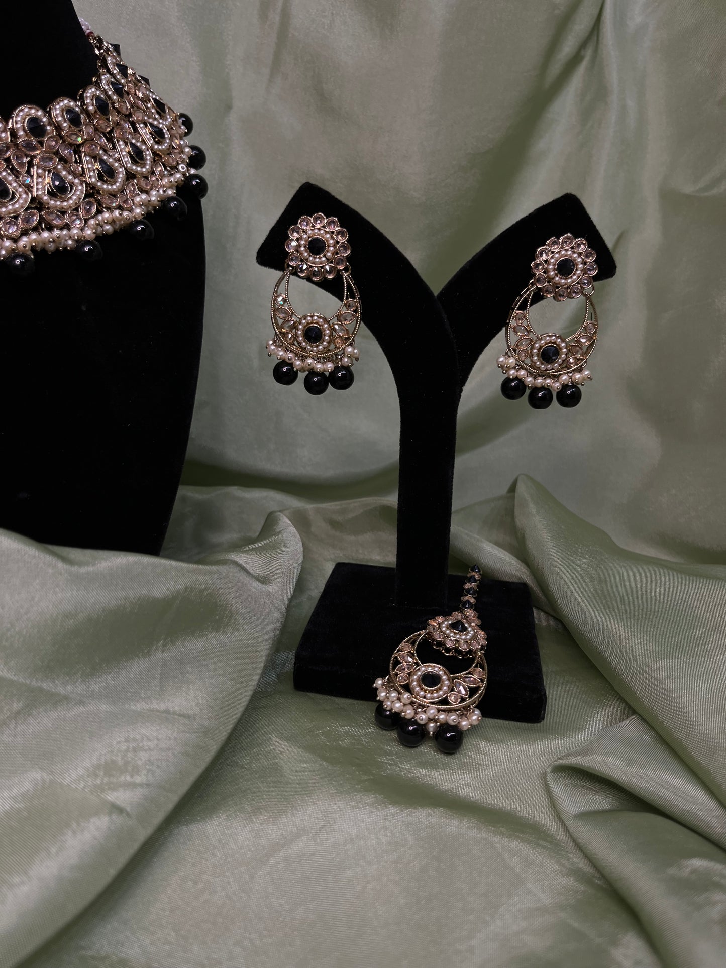 Black necklace set