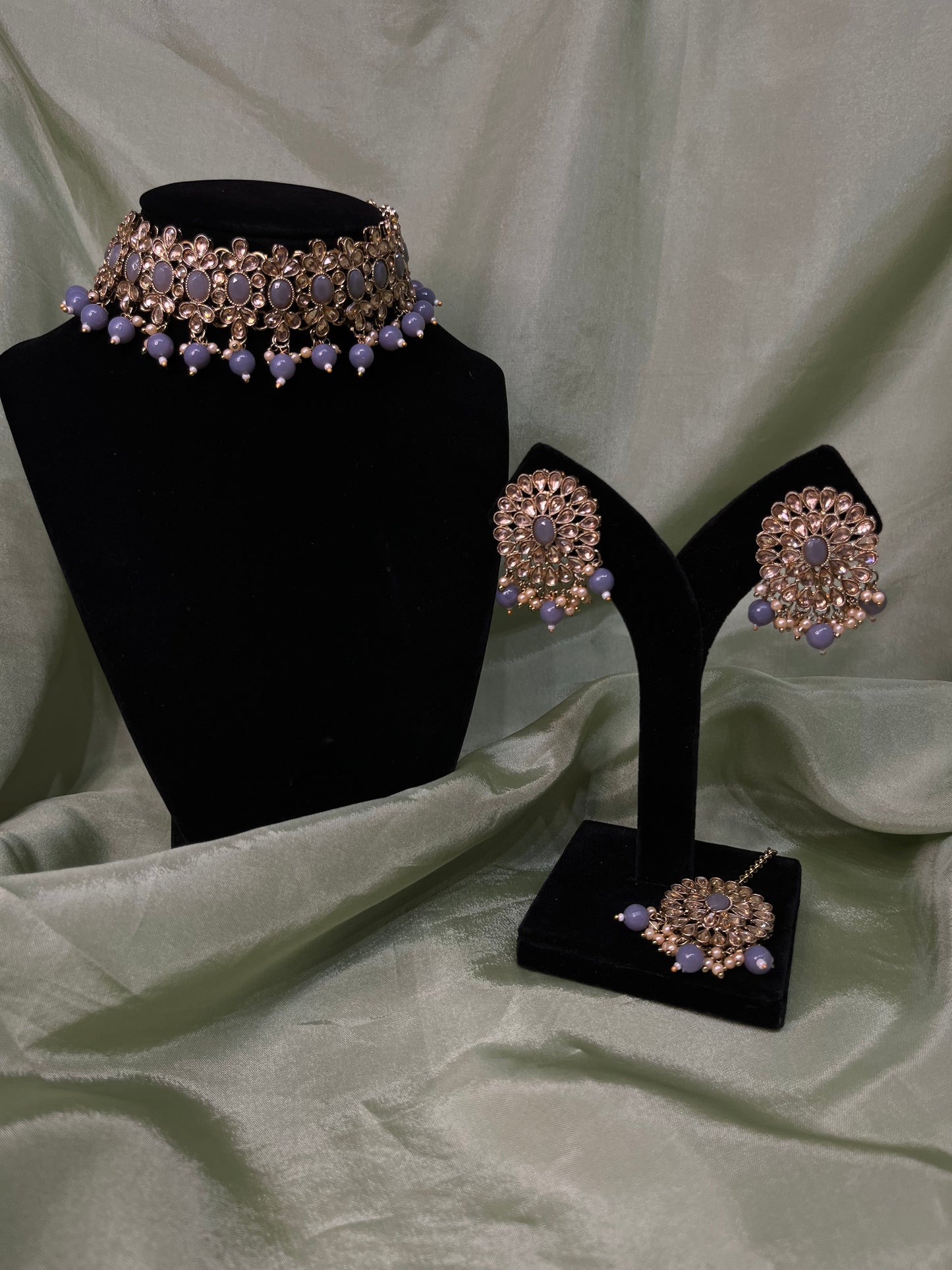 Grey choker set