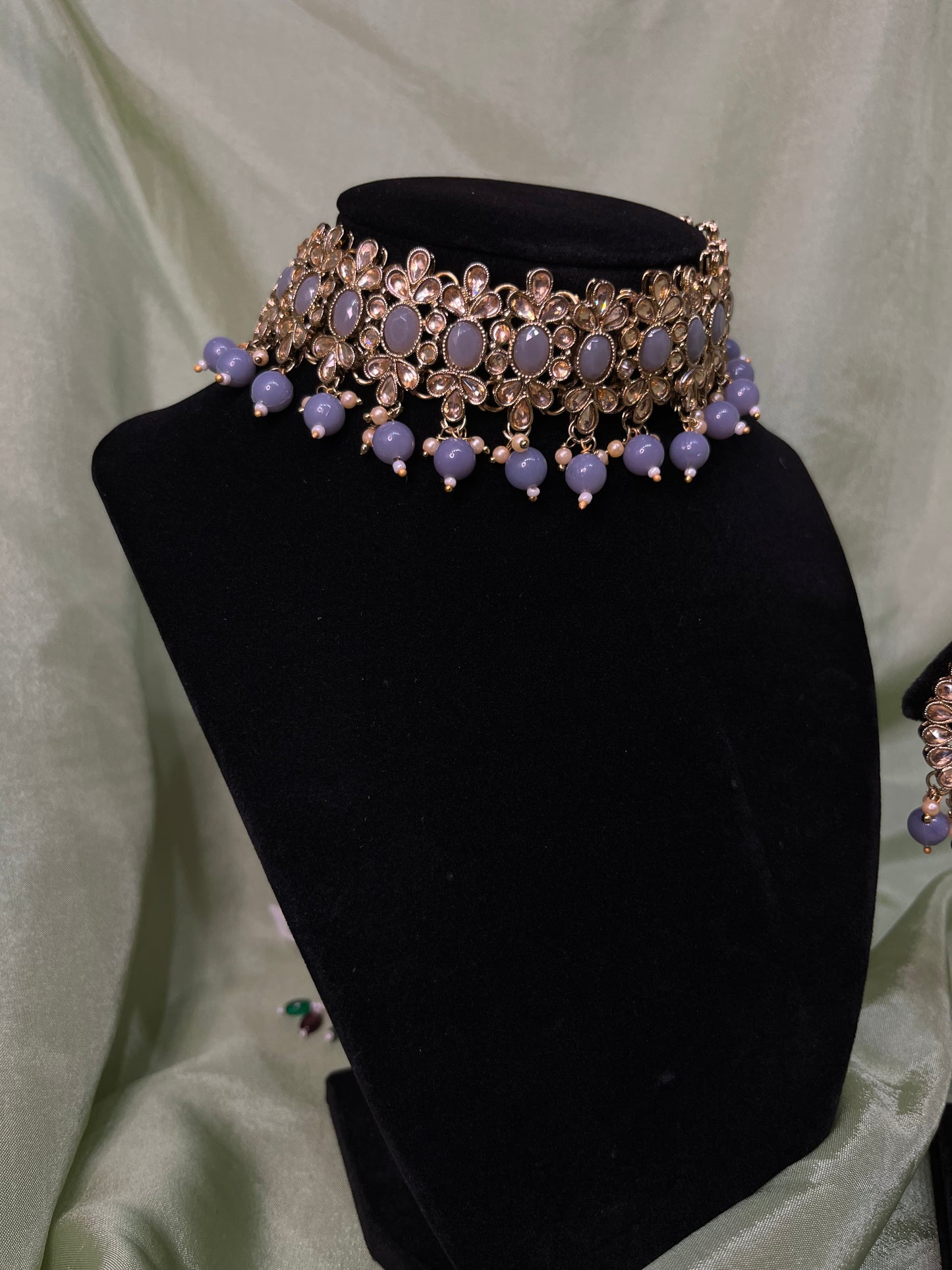 Grey choker set