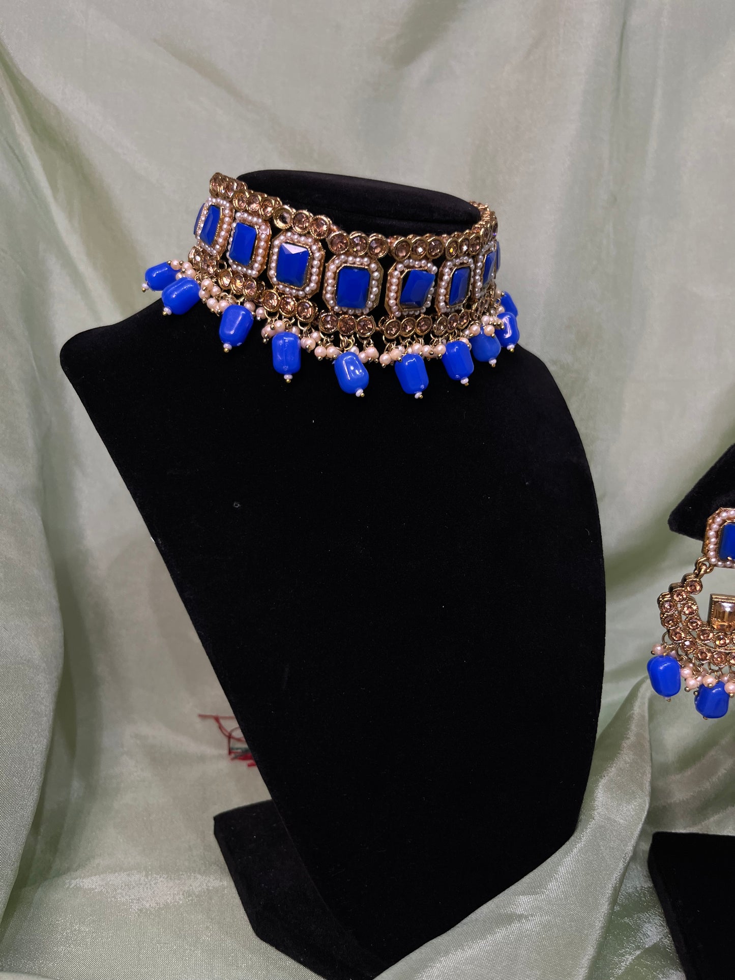 Royal blue flower choker set