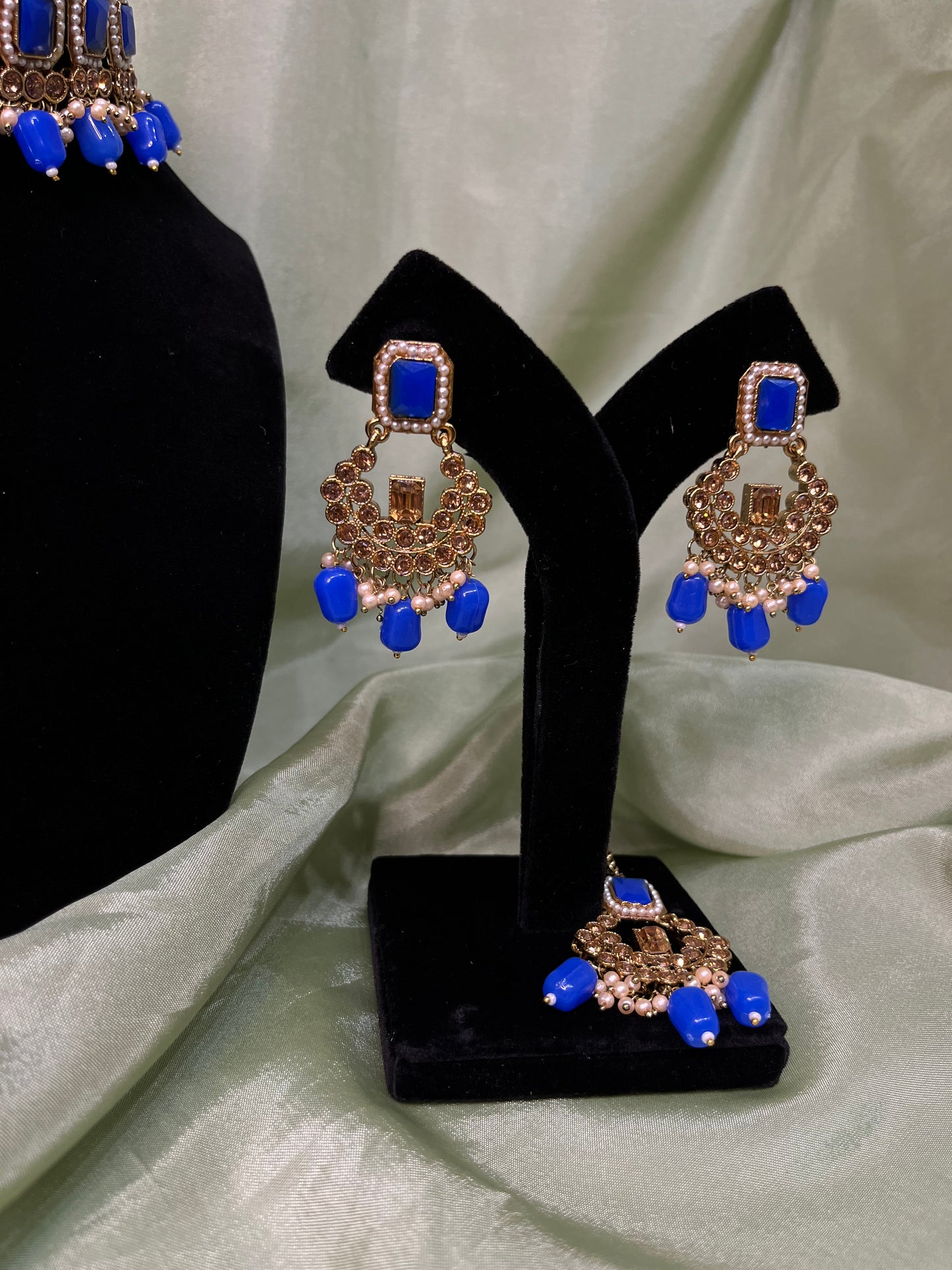 Royal blue flower choker set