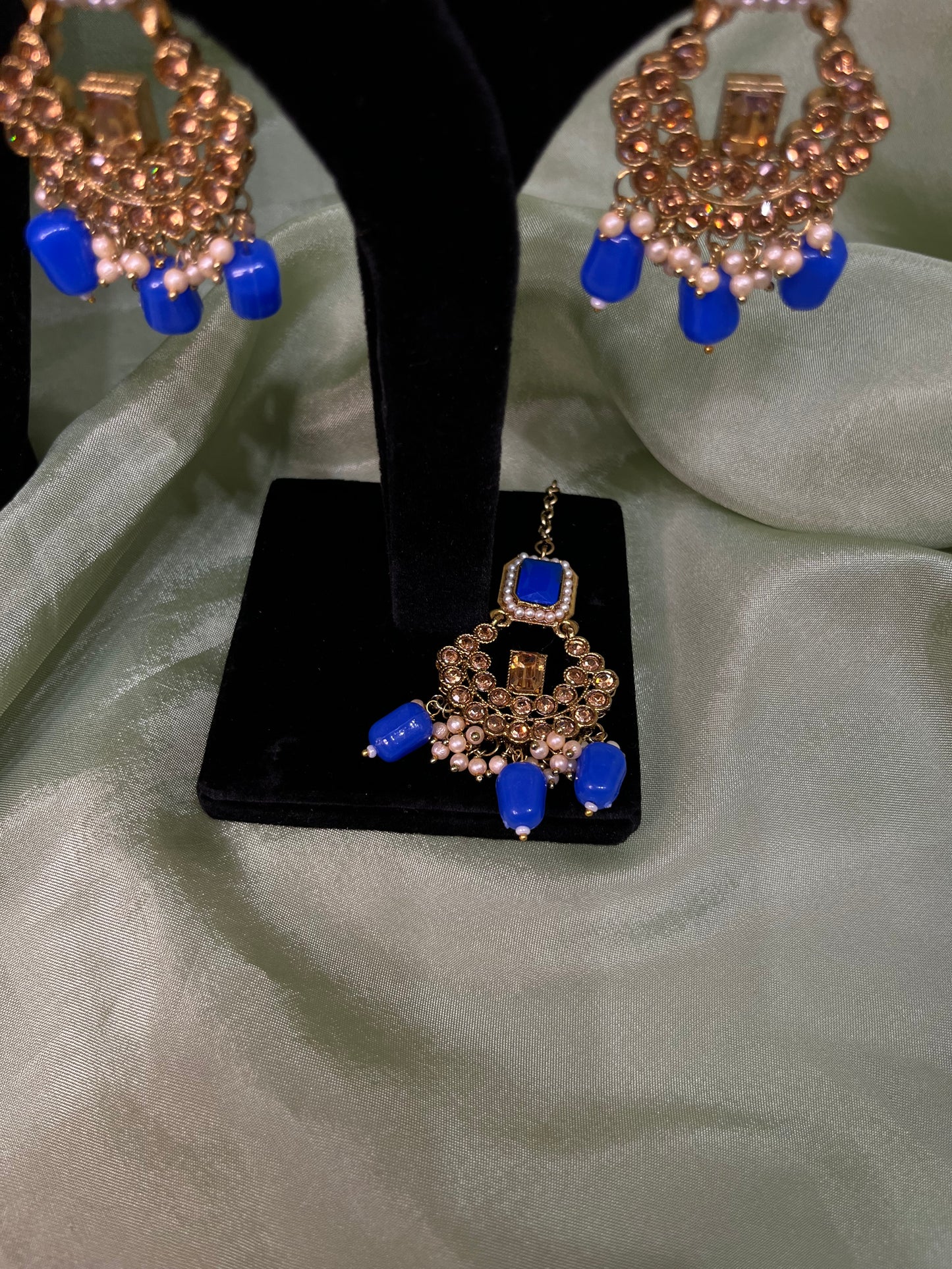 Royal blue flower choker set