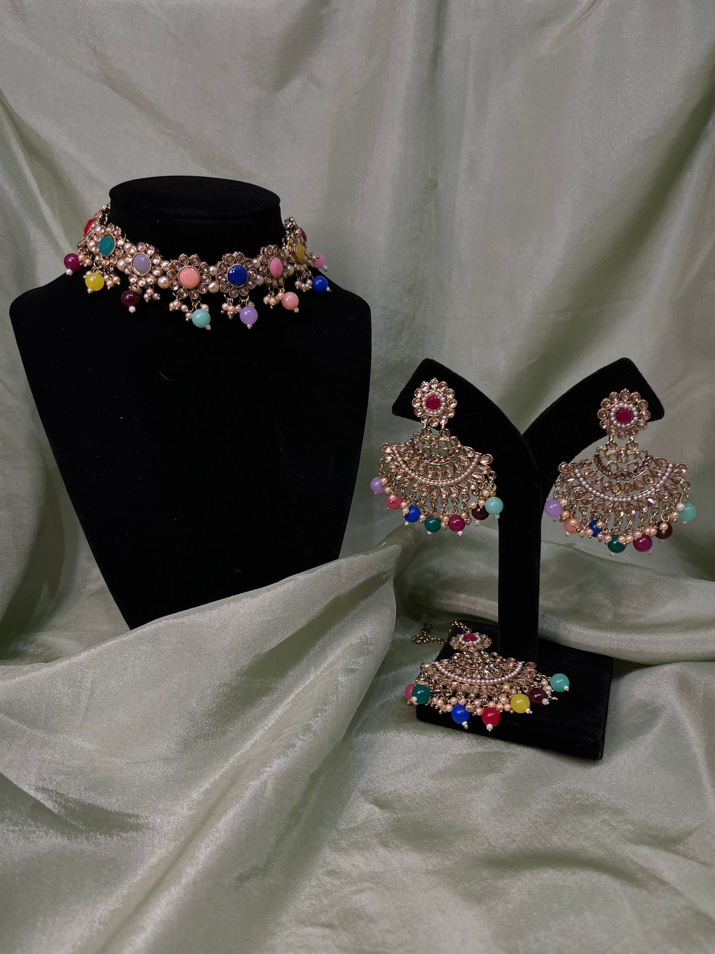Multi-colour flower choker set