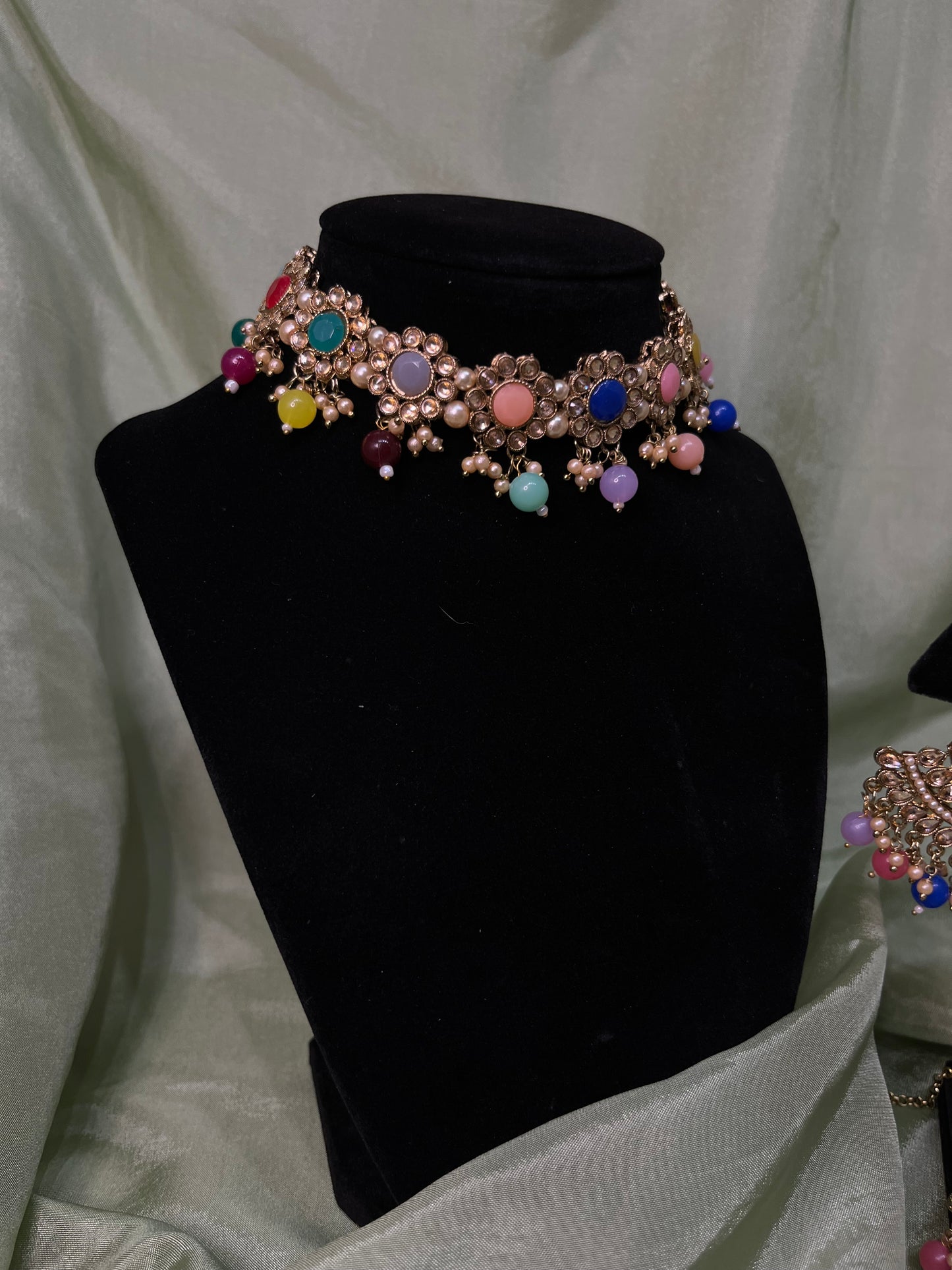 Multi-colour flower choker set