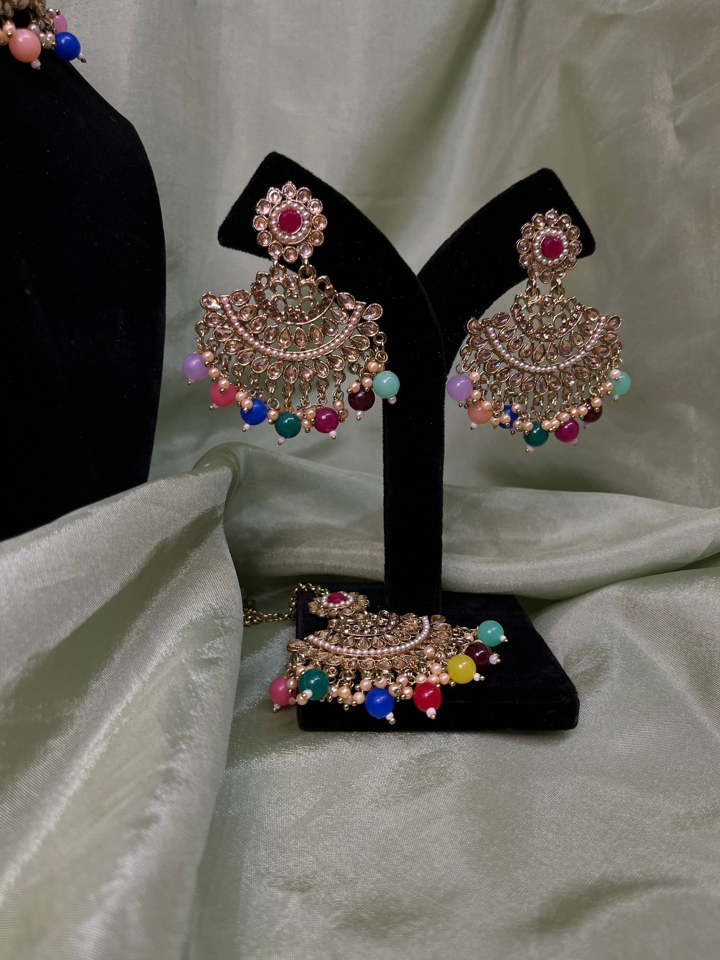Multi-colour flower choker set