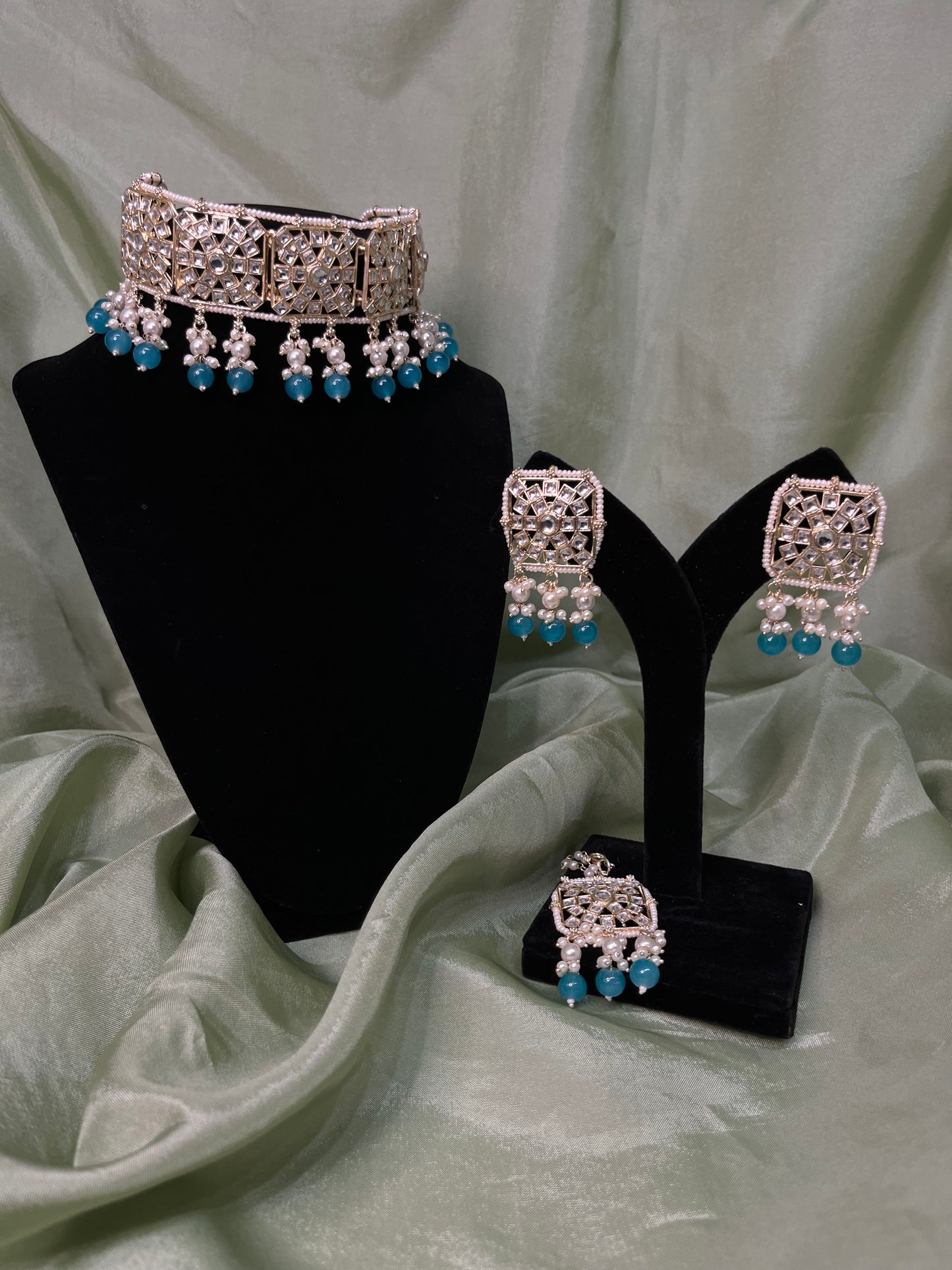 Frozi white kundan choker set
