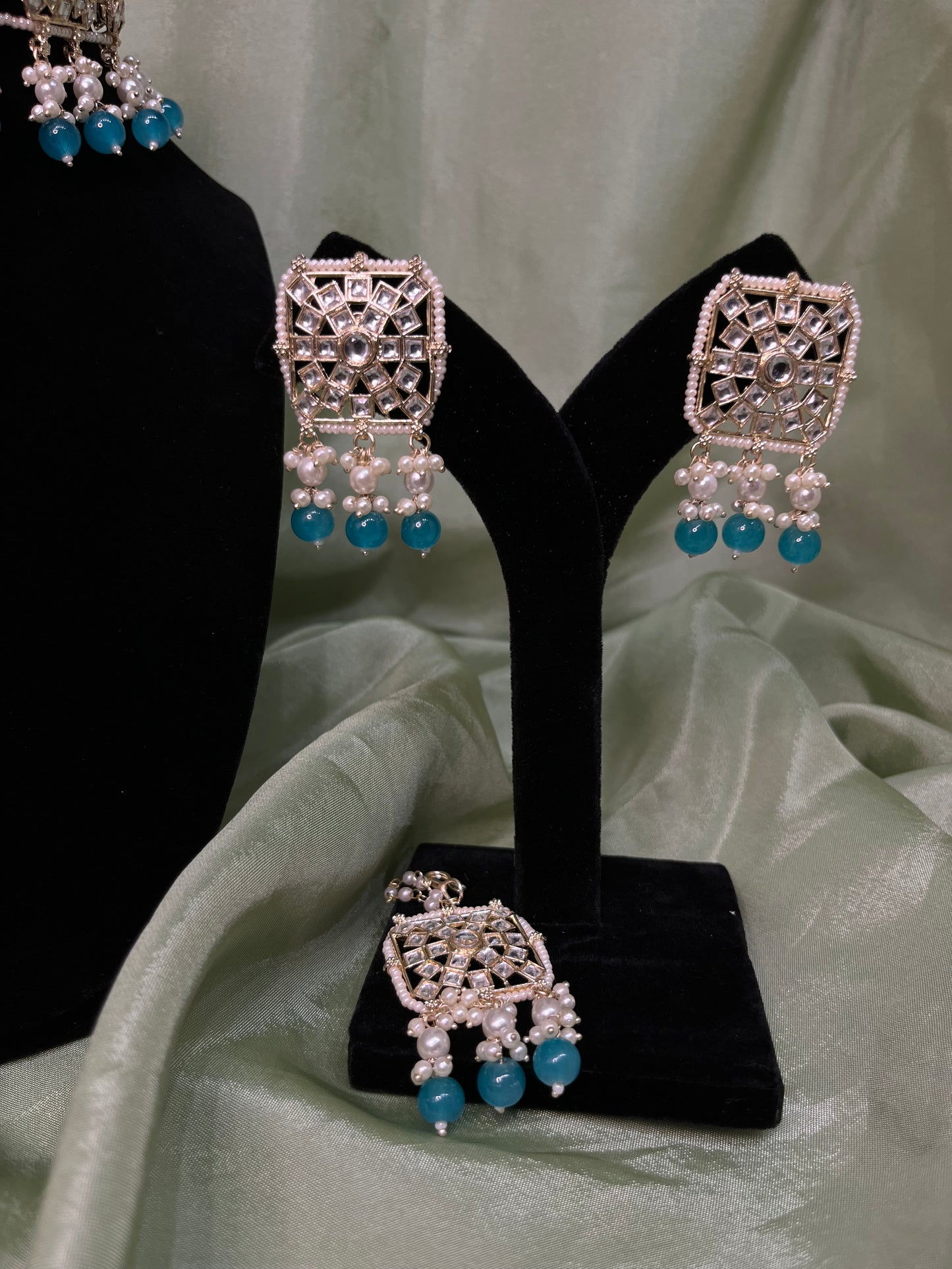 Frozi white kundan choker set