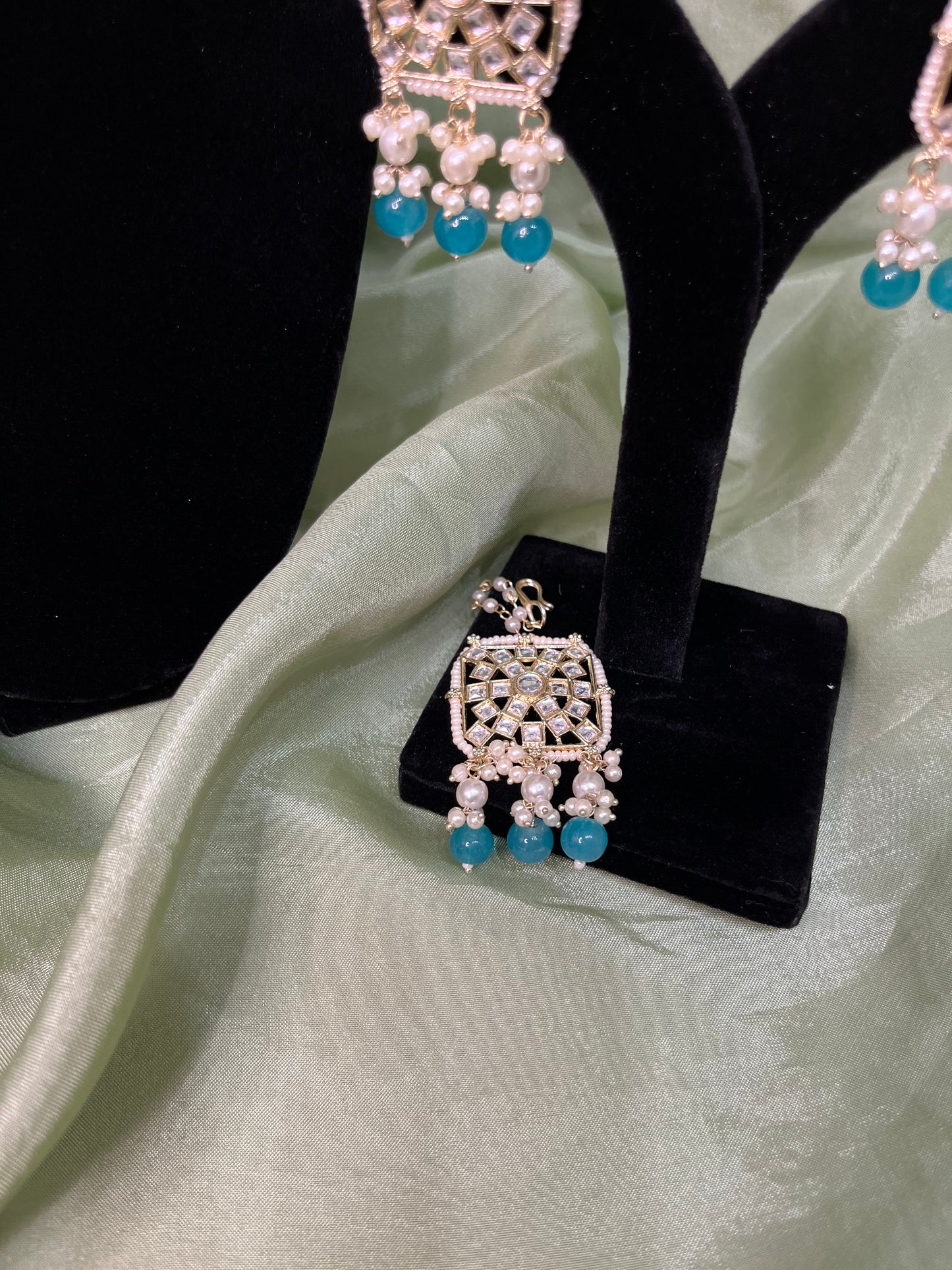 Frozi white kundan choker set