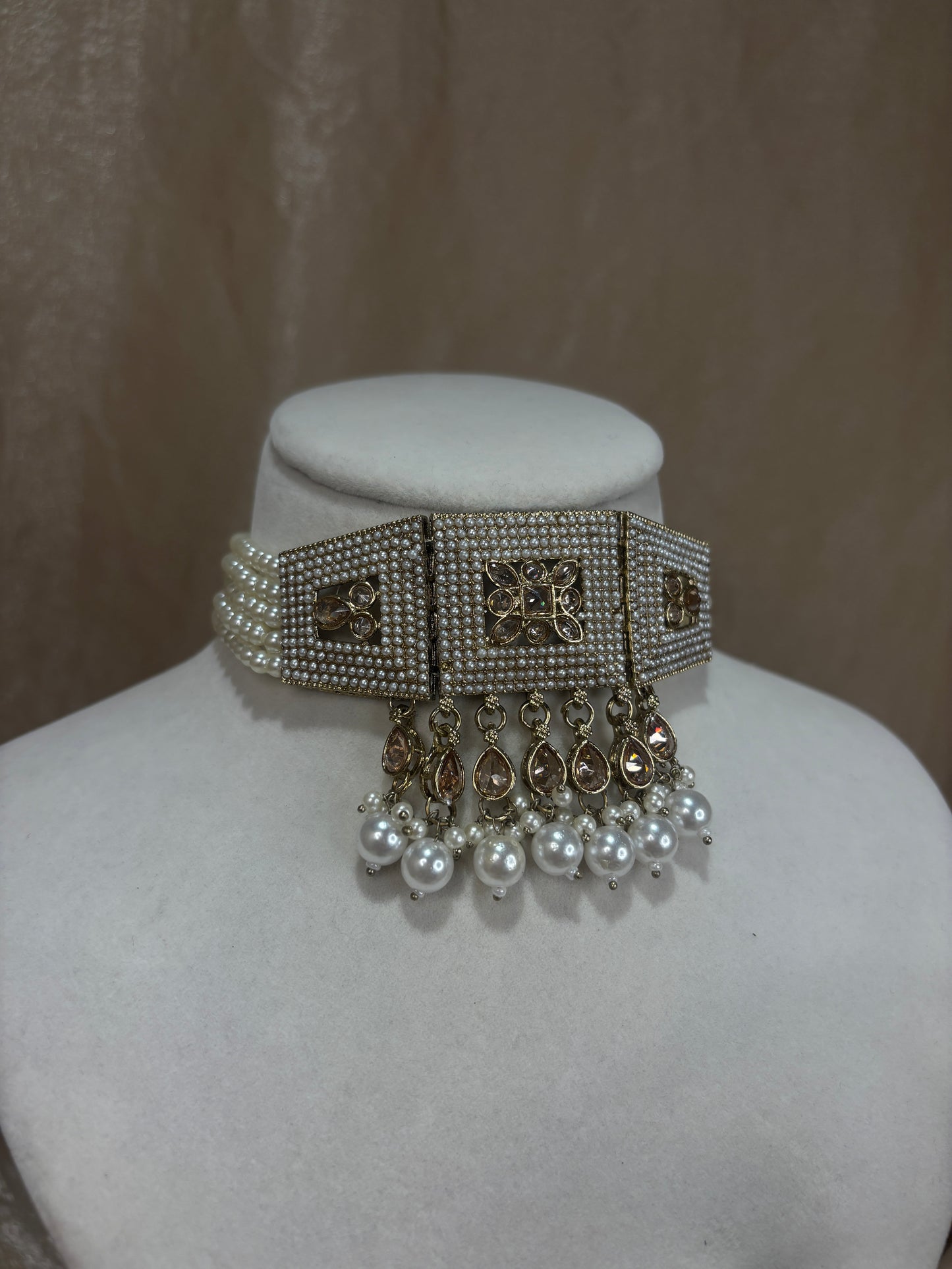 White choker set