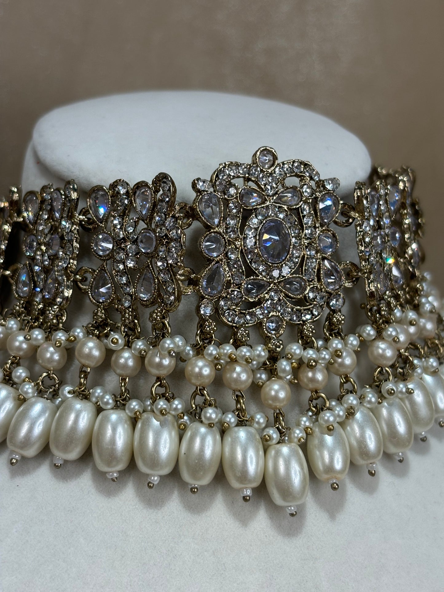 White-gold choker set