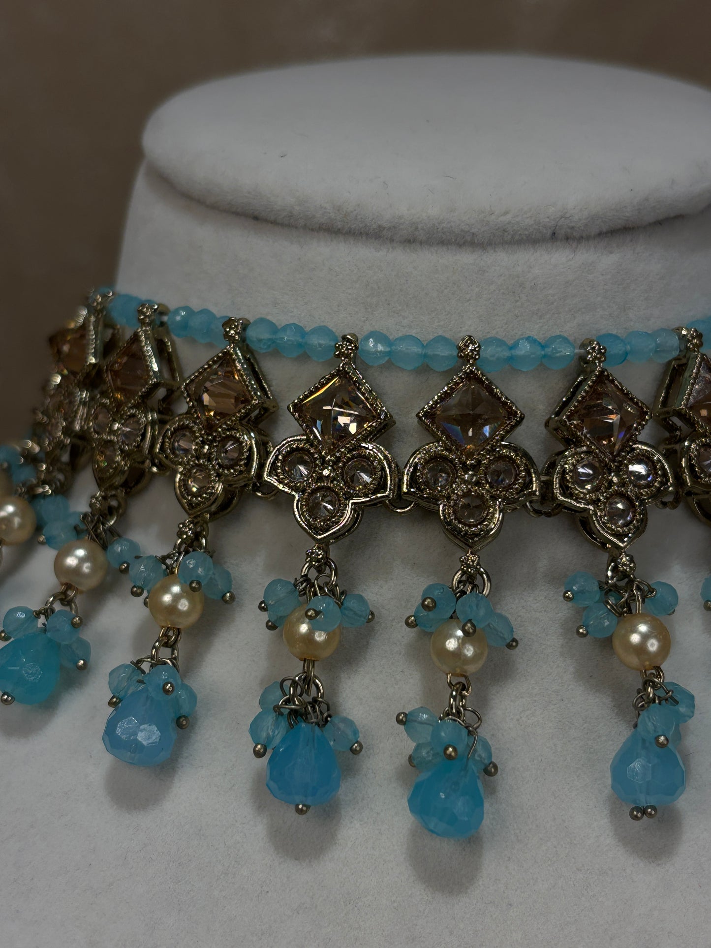 Light blue choker set