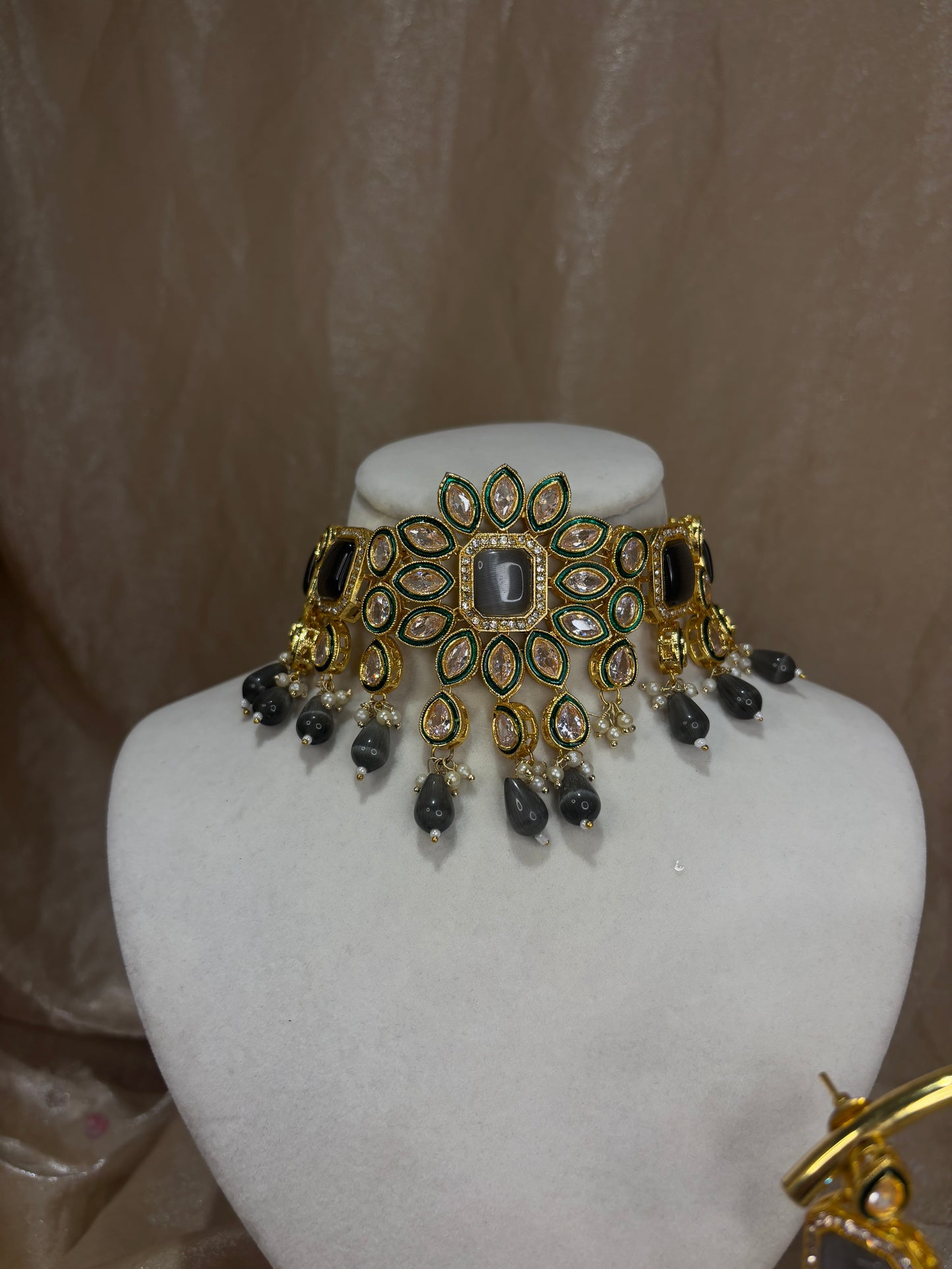 Grey choker set