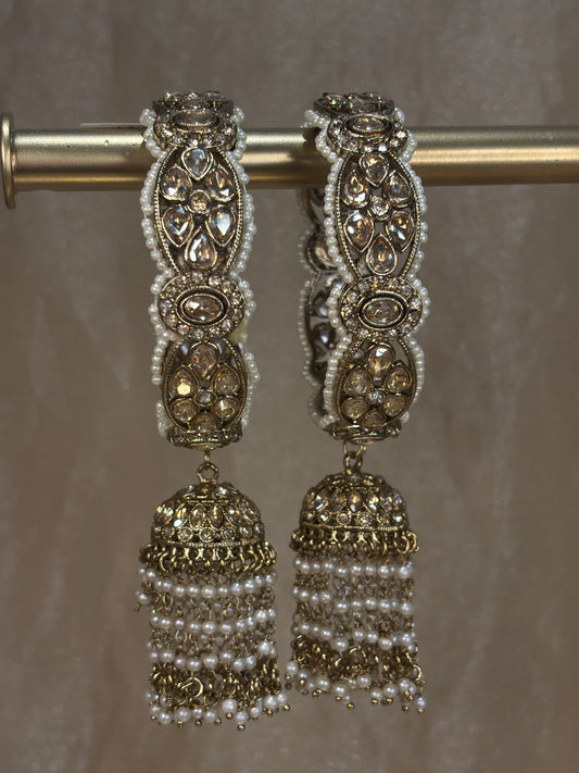 Hanging jhumki kare