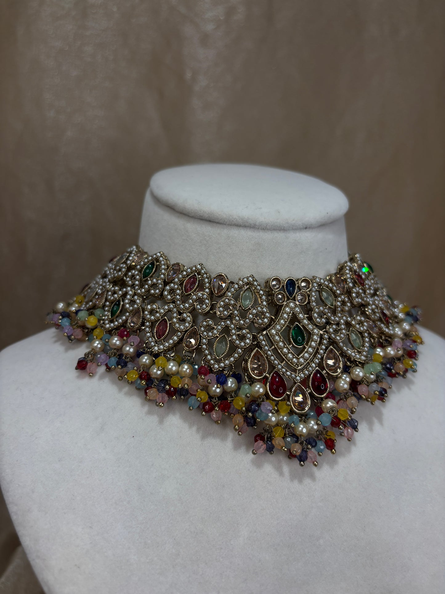 Multi-colour choker set