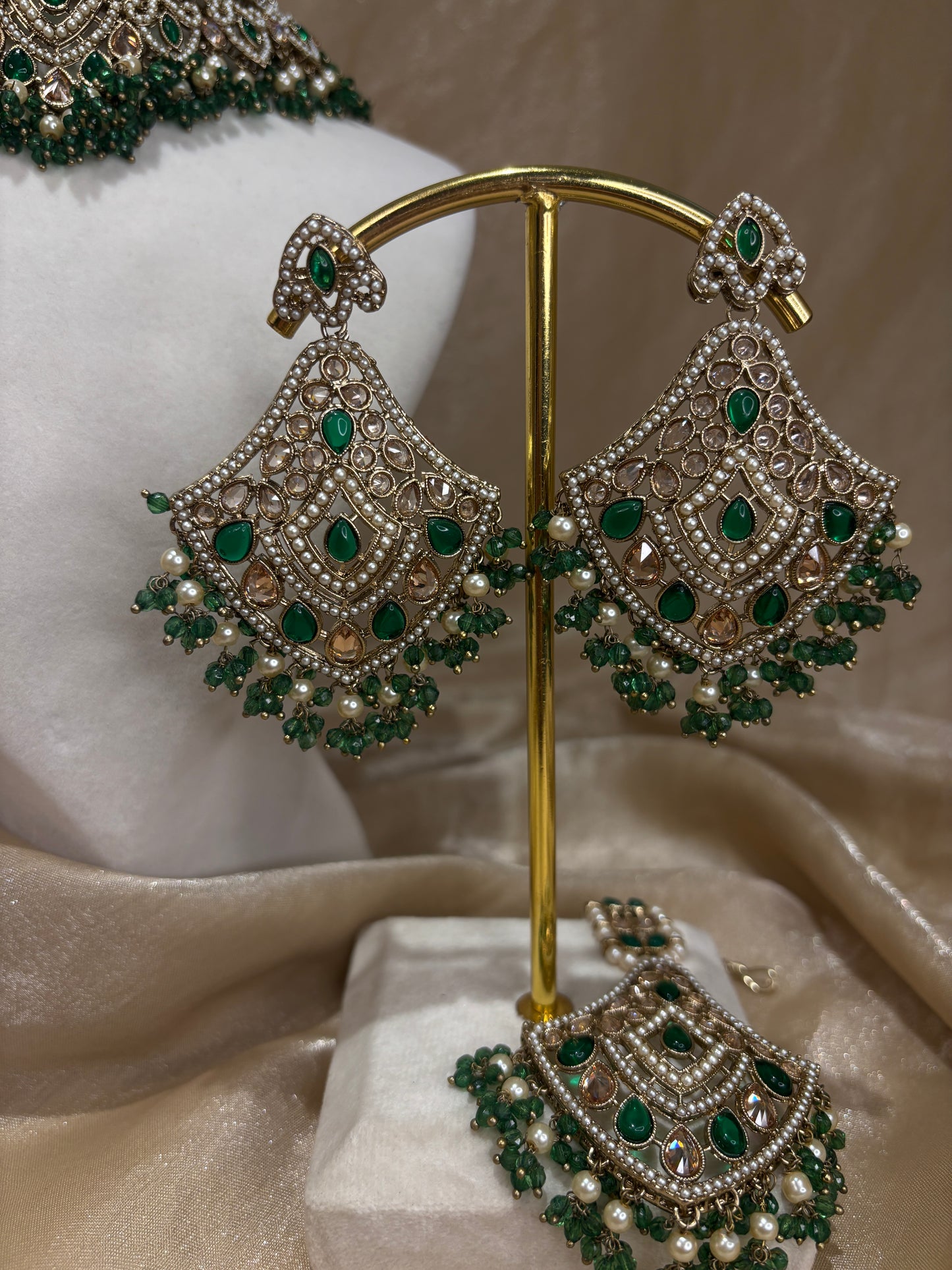 Heavy emerald green choker set
