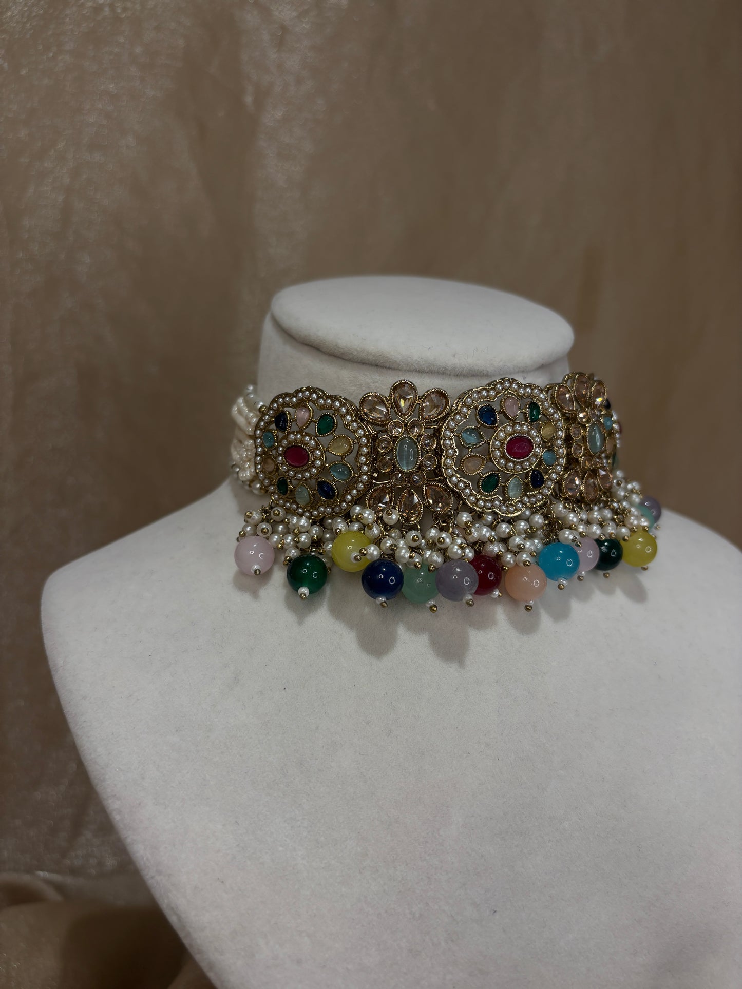 Multi-colour choker set