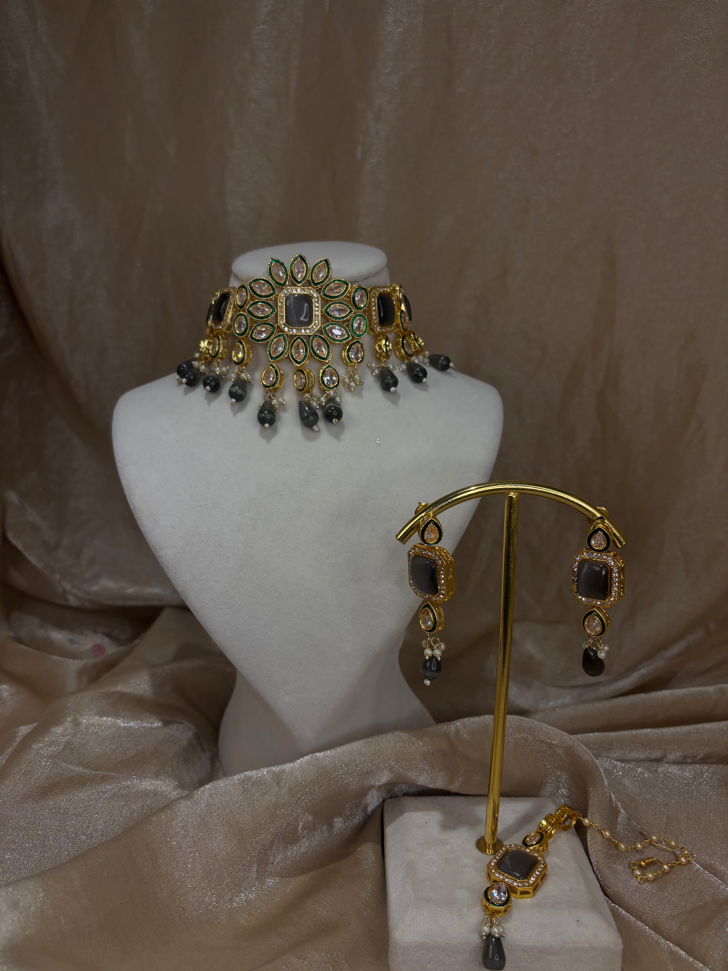 Grey choker set