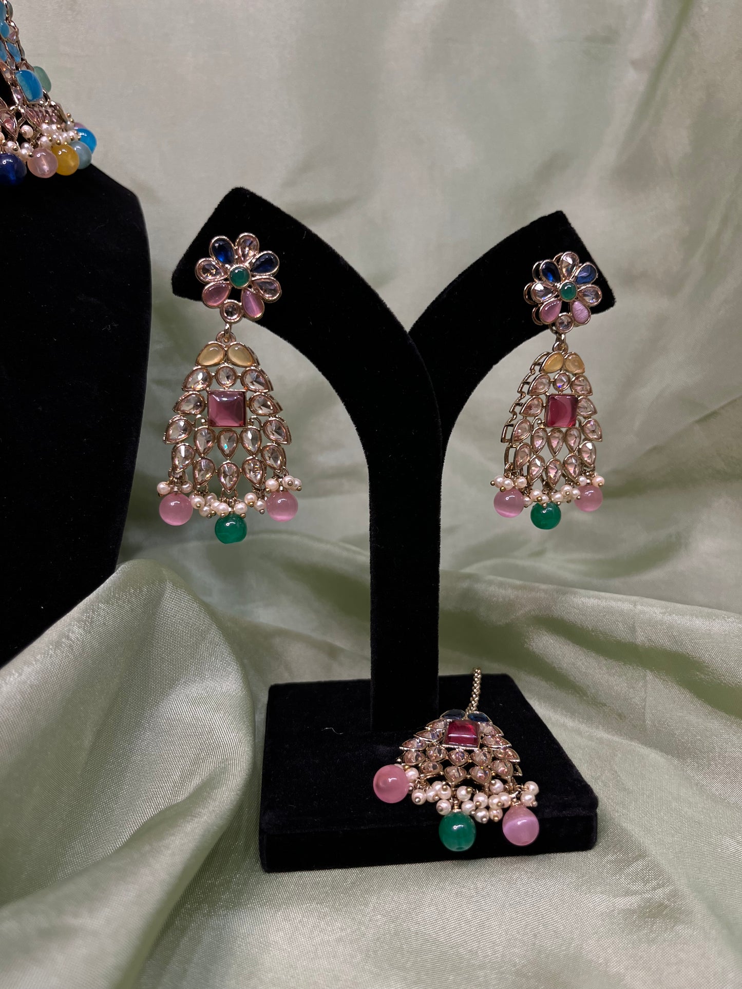 Multi-colour choker set