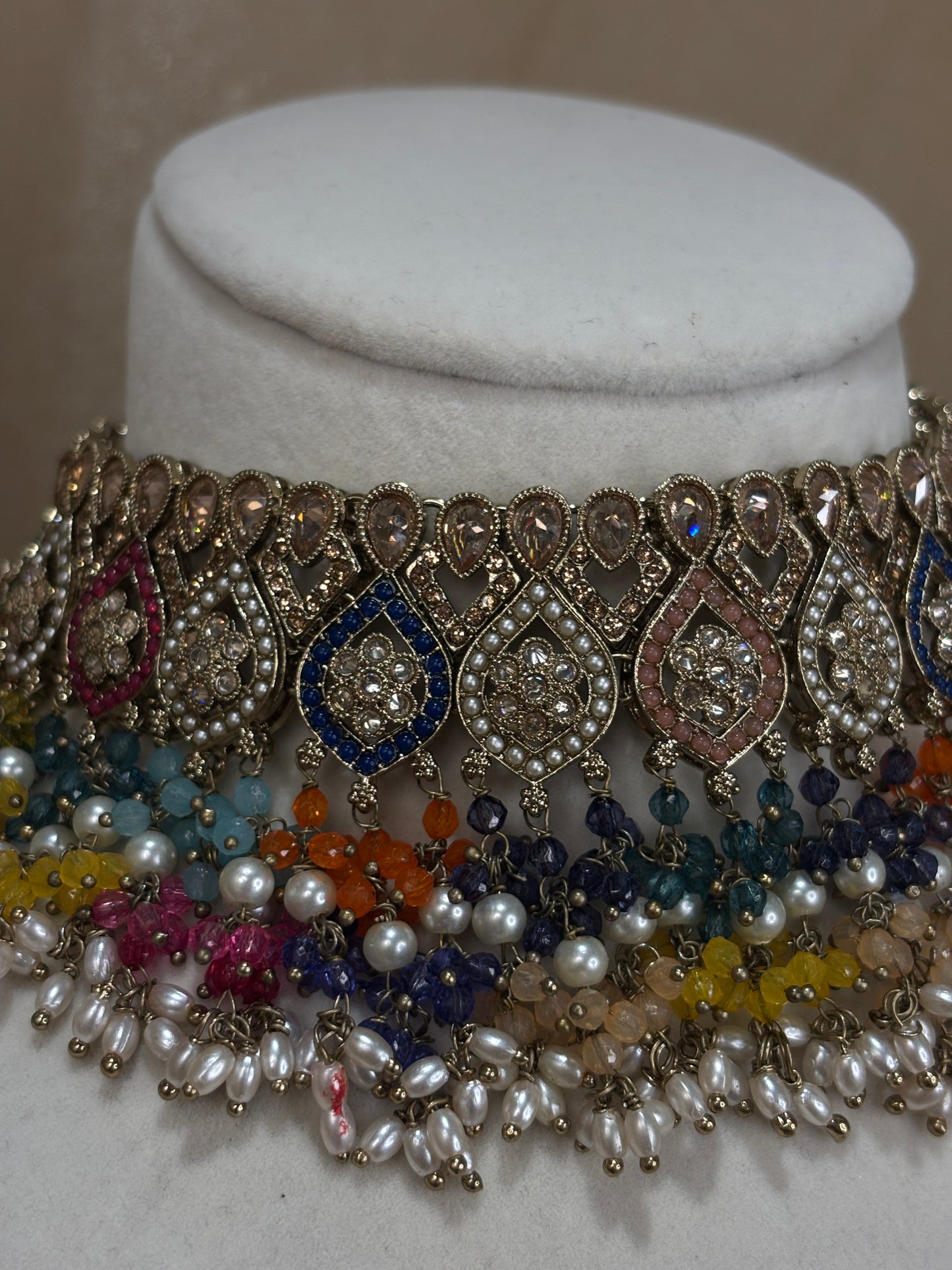 Multi-colour choker set