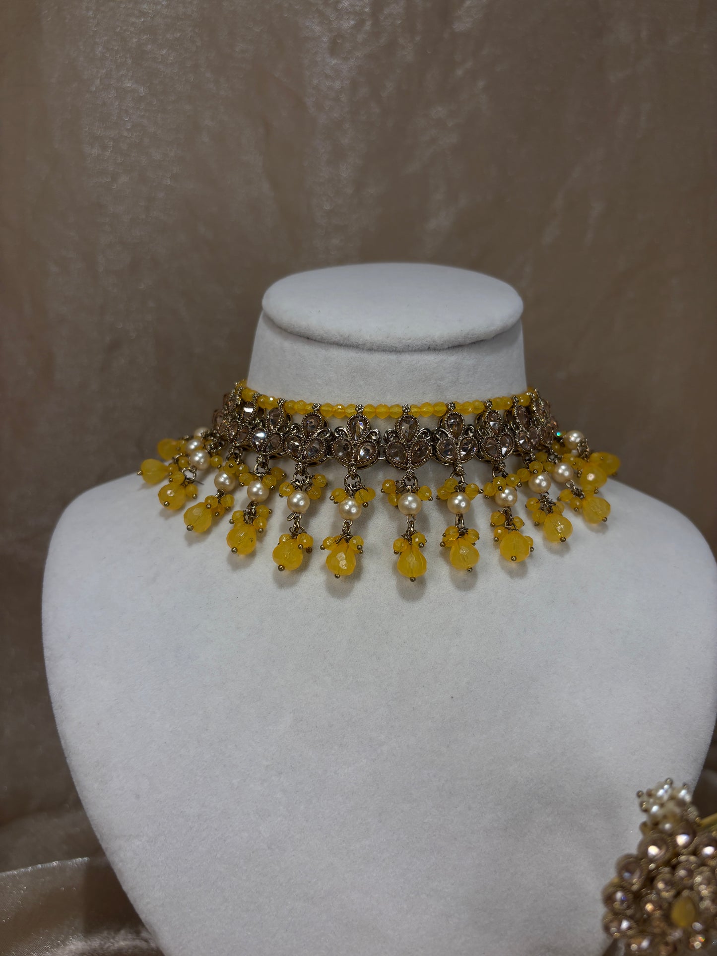 Yellow choker set