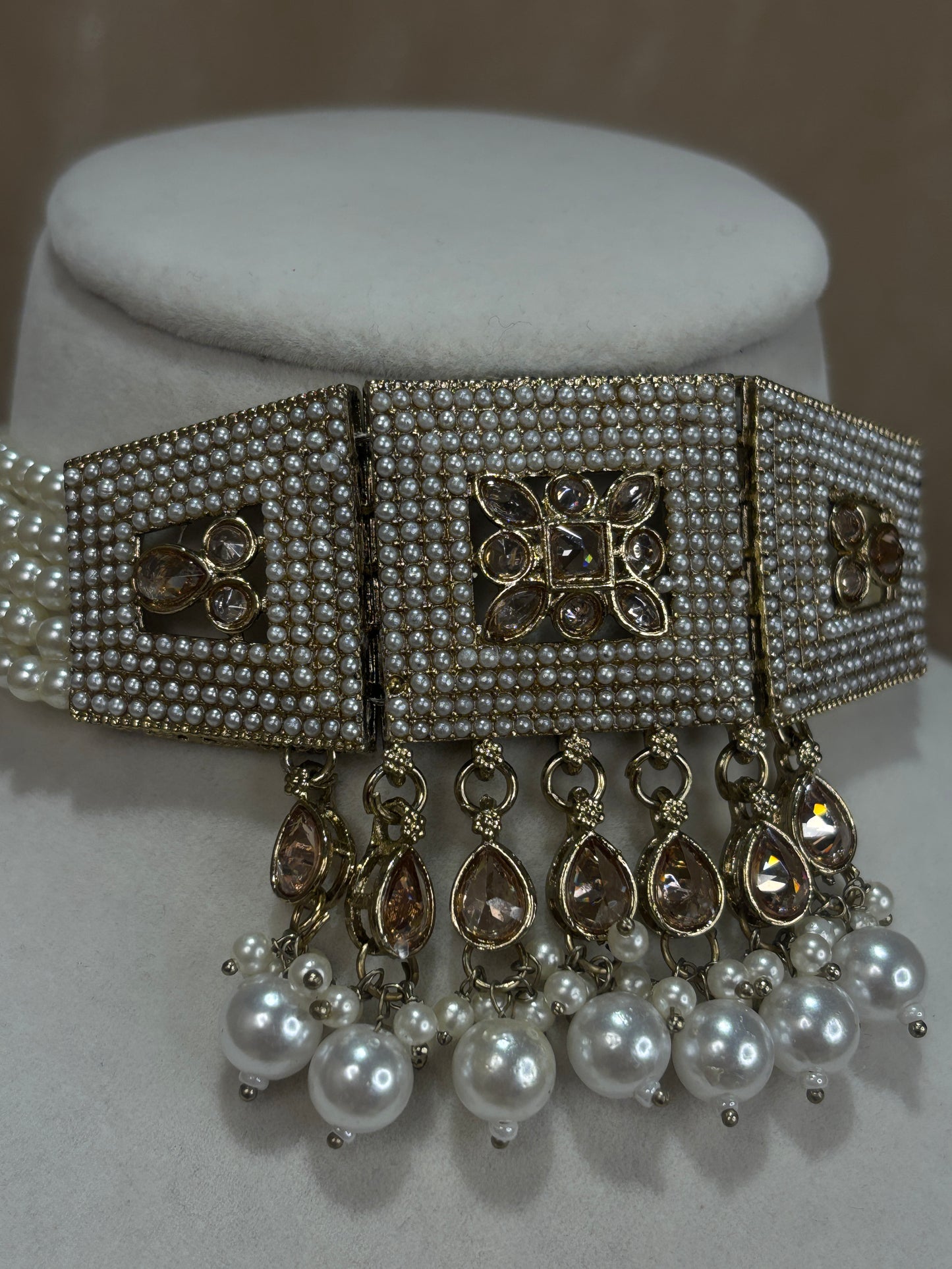 White choker set