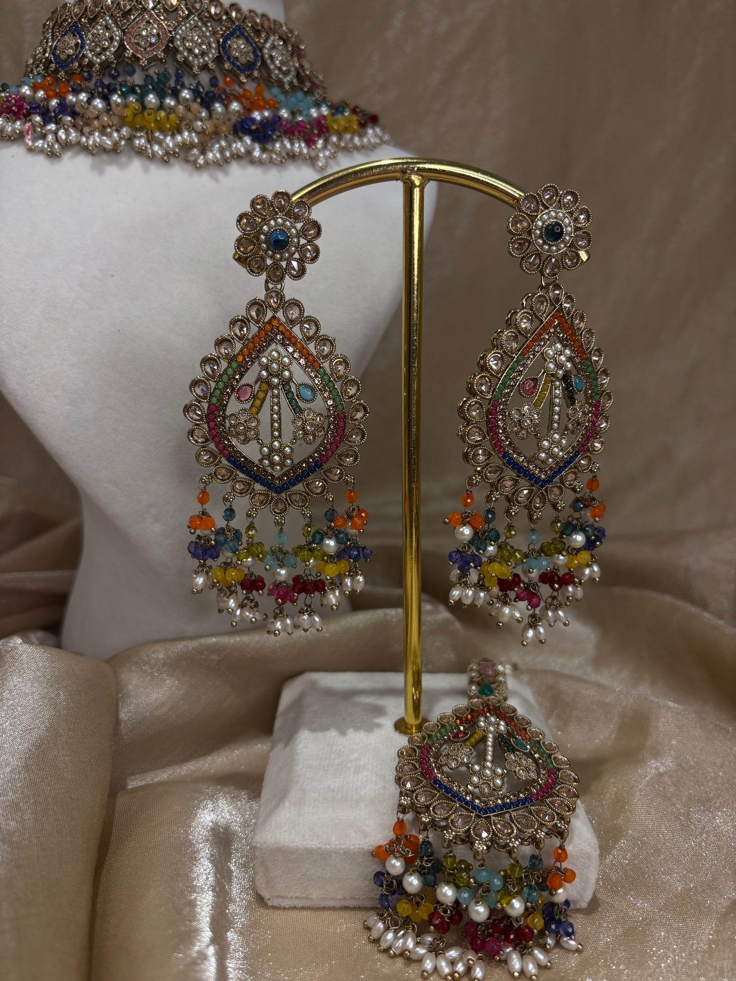 Multi-colour choker set