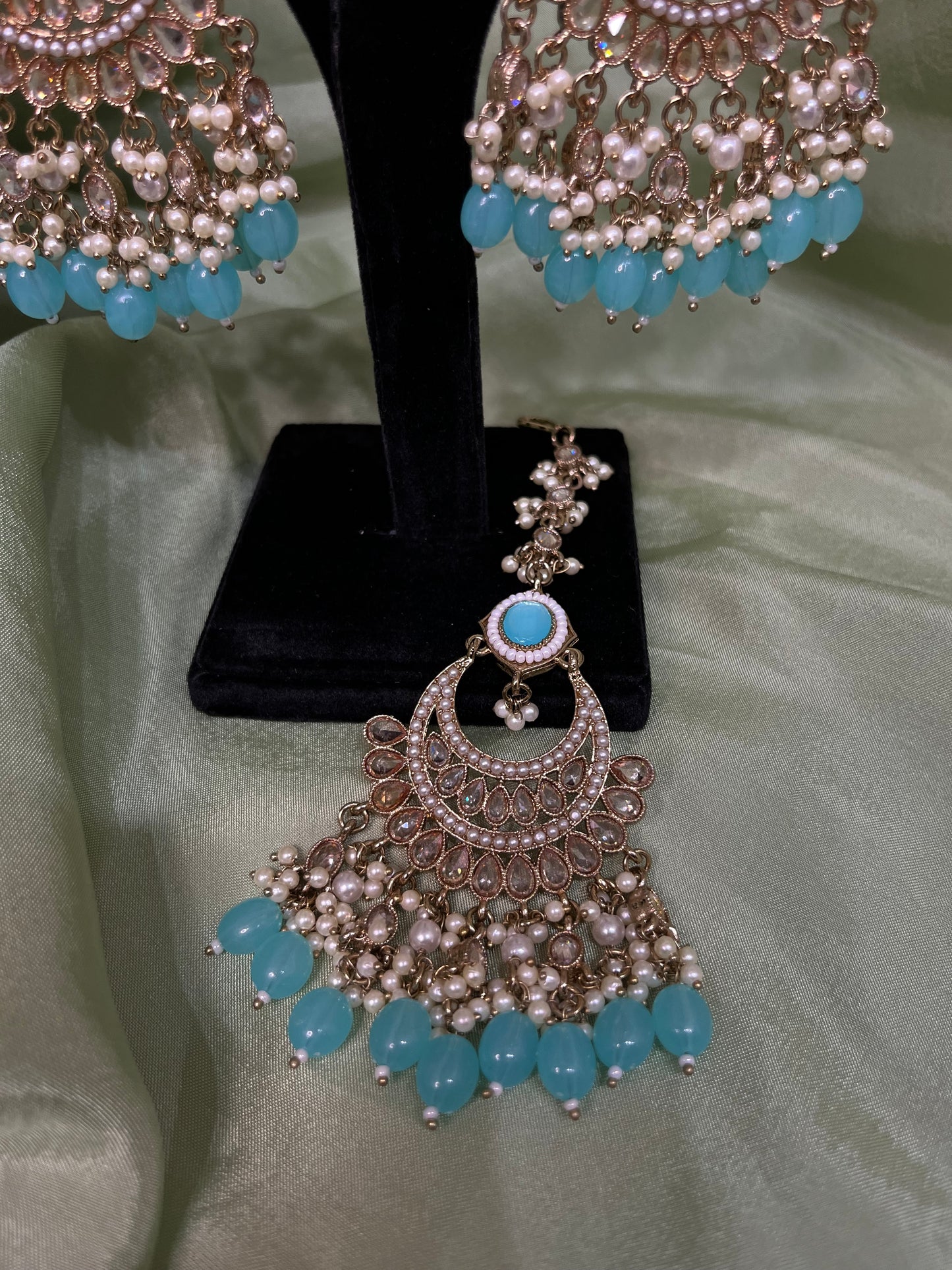Light blue choker set