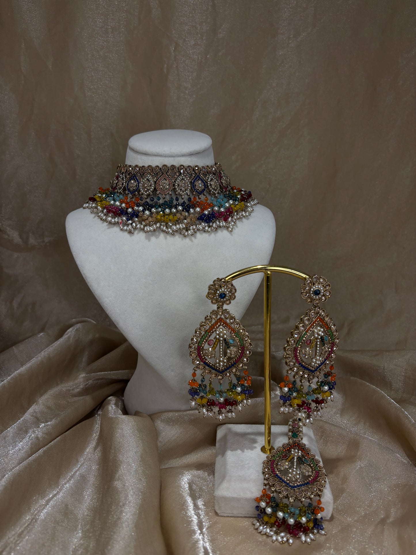 Multi-colour choker set
