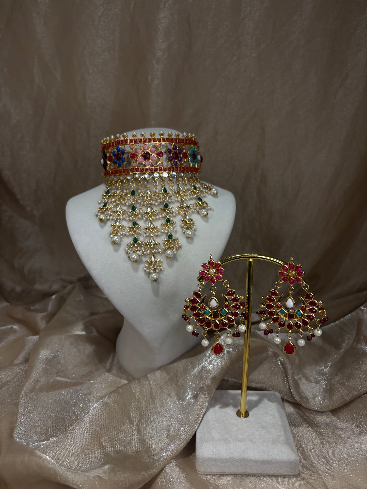 Red/multi-coloured choker set