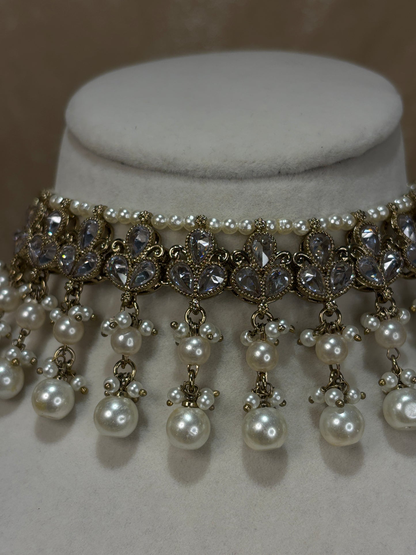 White/gold choker set