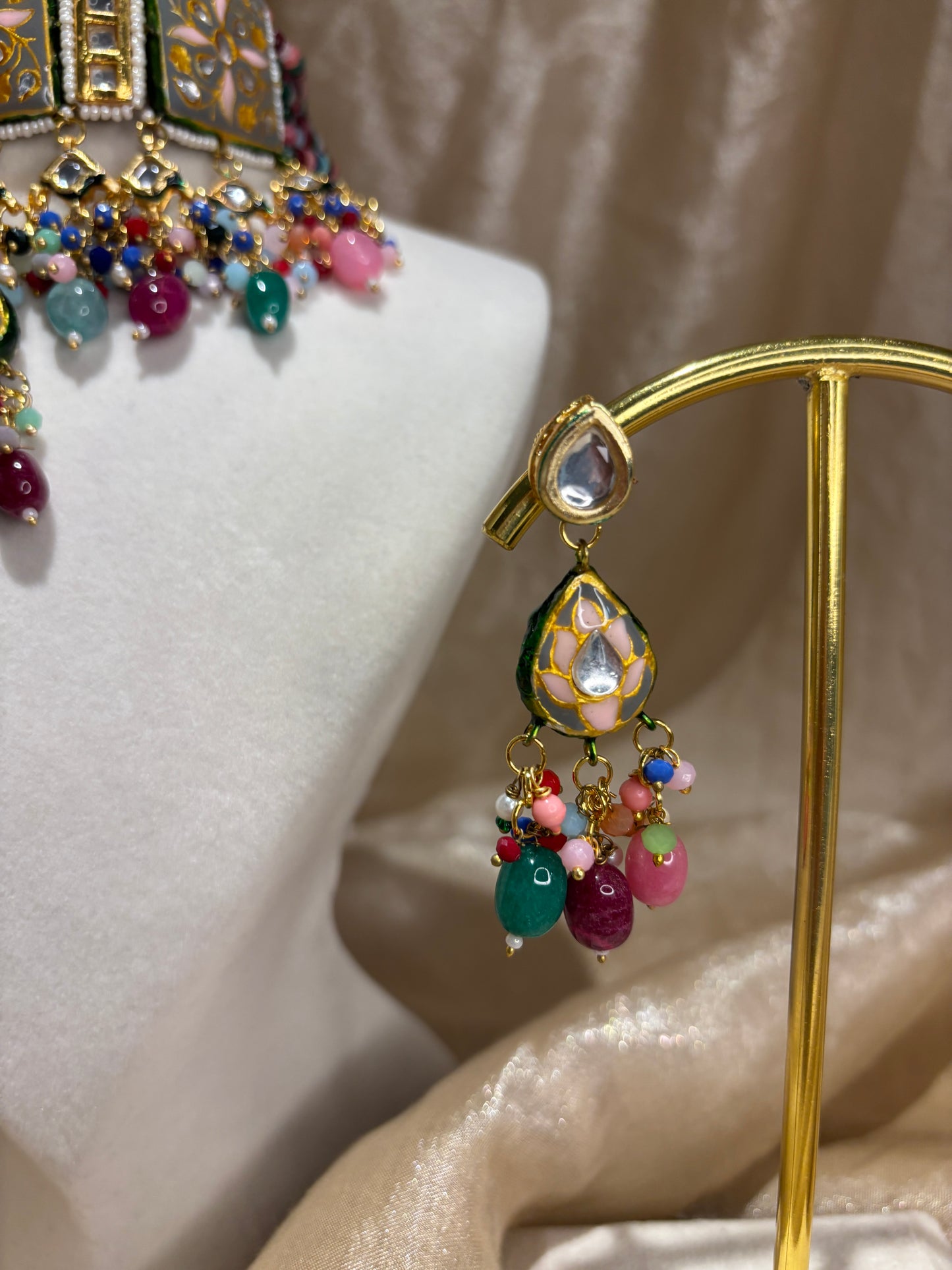 Multi-coloured choker set
