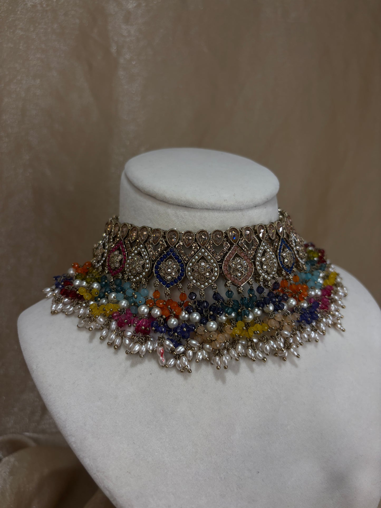 Multi-colour choker set