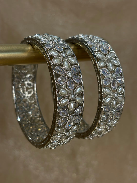 Silver floral detail kare
