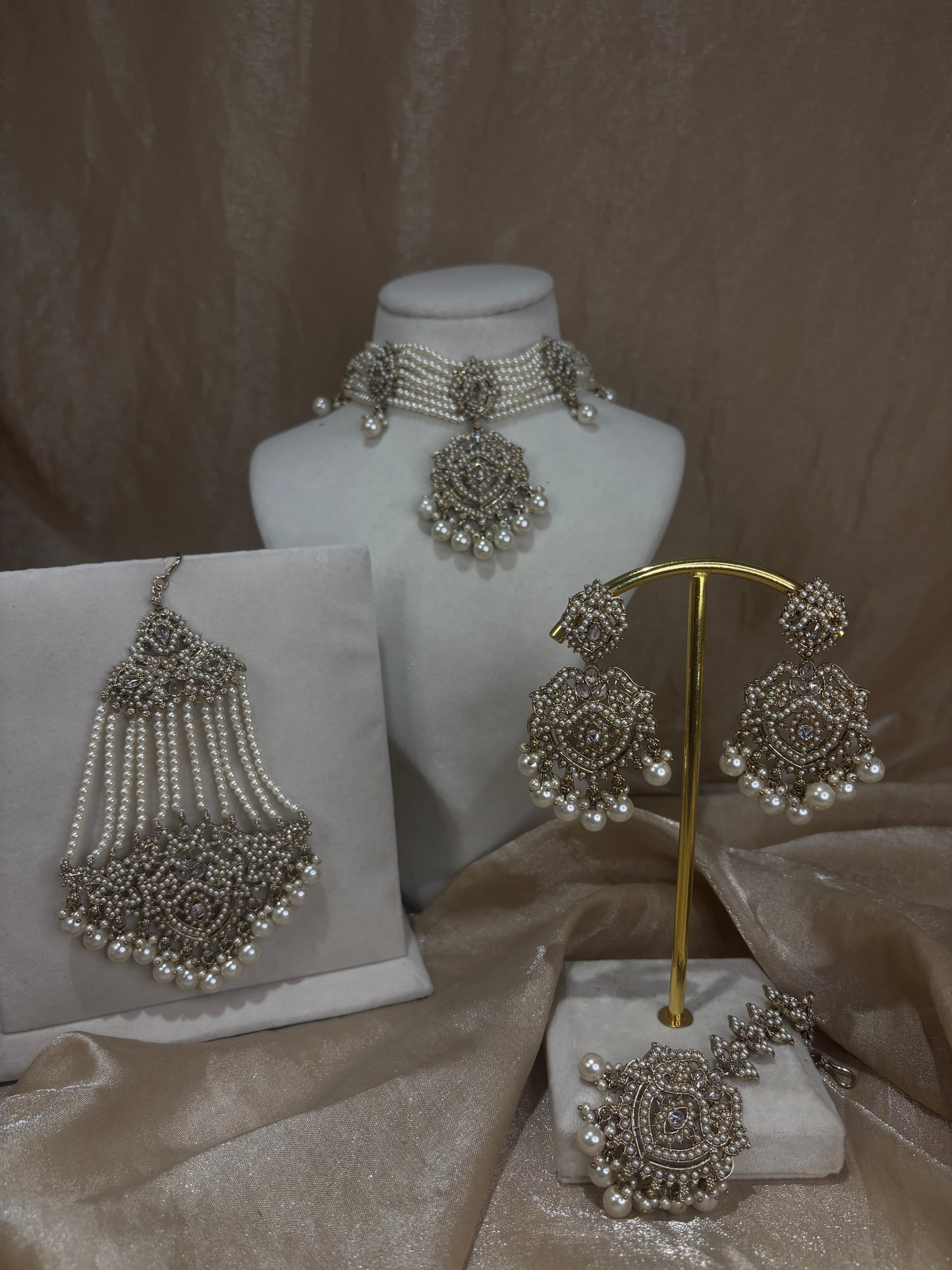 Gold/white choker set