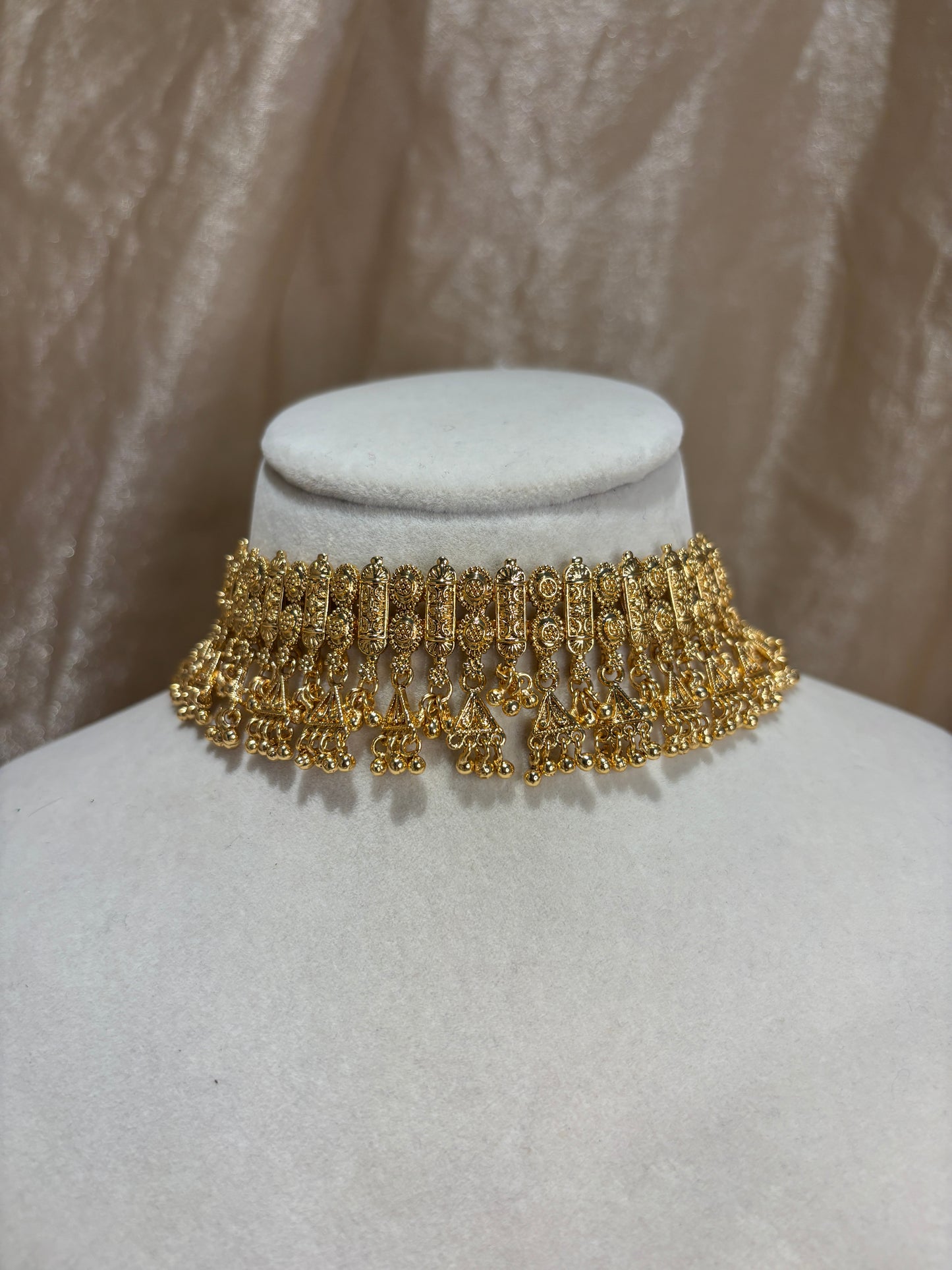 Gold-look choker set